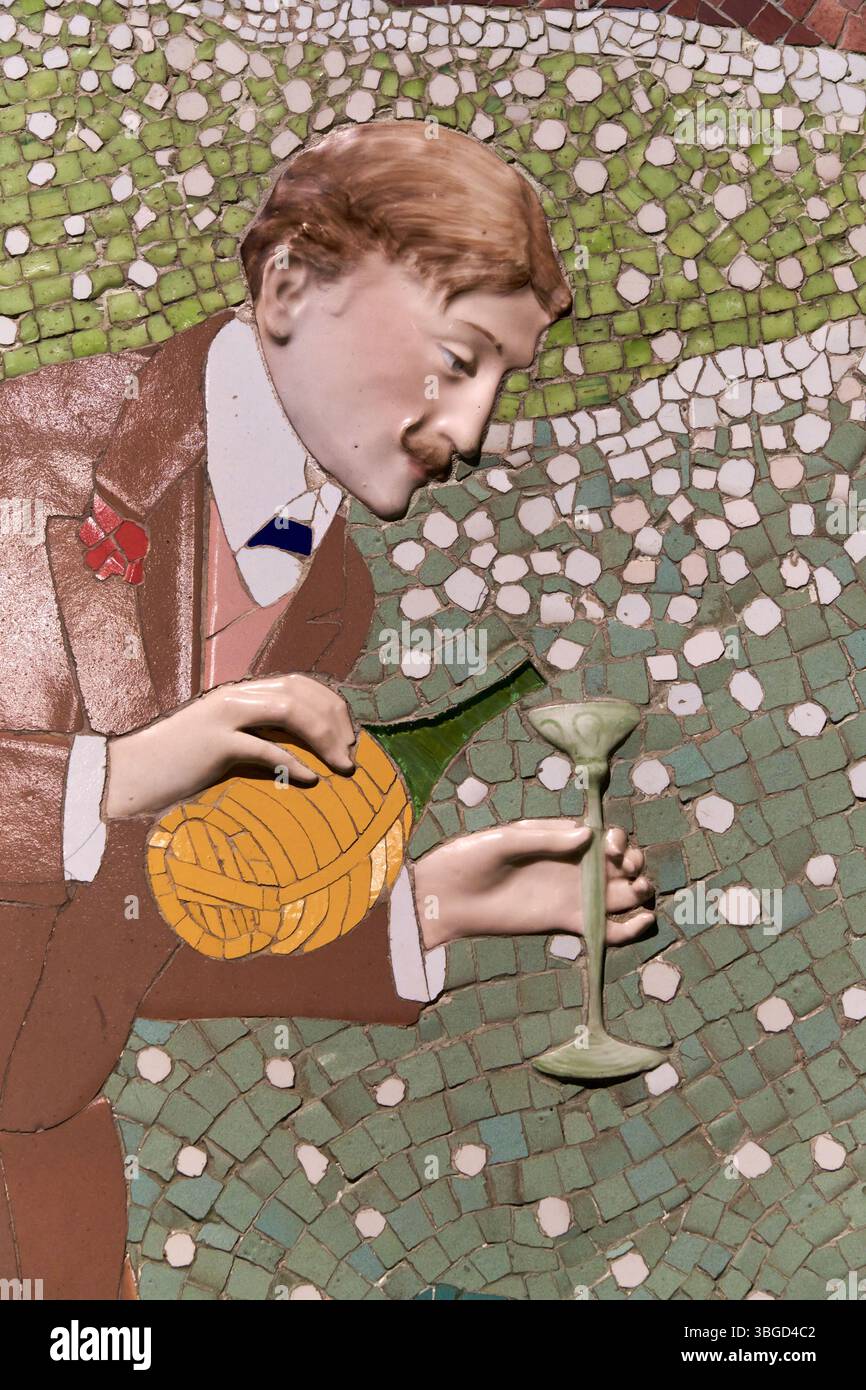 Mosaïques décoratives de Casa Lleó Morera, Barcelone, (gros plan), 1905-1906, mosaïque en céramique, Gaspar Homar (1870-1955), Josep Pey (Dibuix del plafó) (1875-1956), Antoni Serra (cap i Mans de porcellana) (1869-1932), Joan Carreras (Models en guix) (1860- ?), Museu Nacional D'Art de Catalunya, Barcelone, Espagne. Banque D'Images