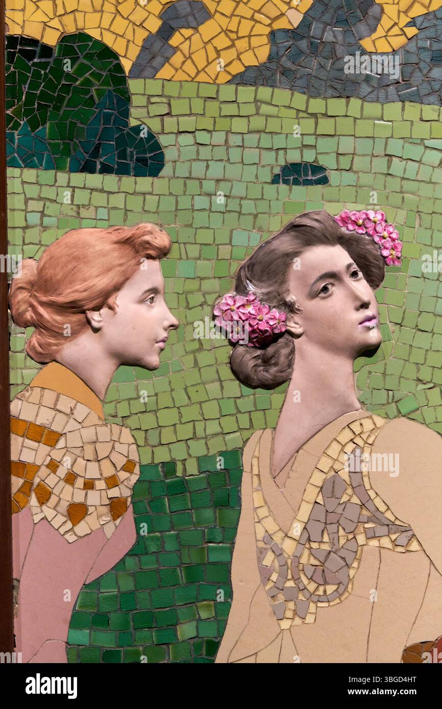 Mosaïques décoratives de Casa Lleó Morera, Barcelone, (gros plan), 1905-1906, mosaïque en céramique, Gaspar Homar (1870-1955), Josep Pey (Dibuix del plafó) (1875-1956), Antoni Serra (cap i Mans de porcellana) (1869-1932), Joan Carreras (Models en guix) (1860- ?), Museu Nacional D'Art de Catalunya, Barcelone, Espagne. Banque D'Images