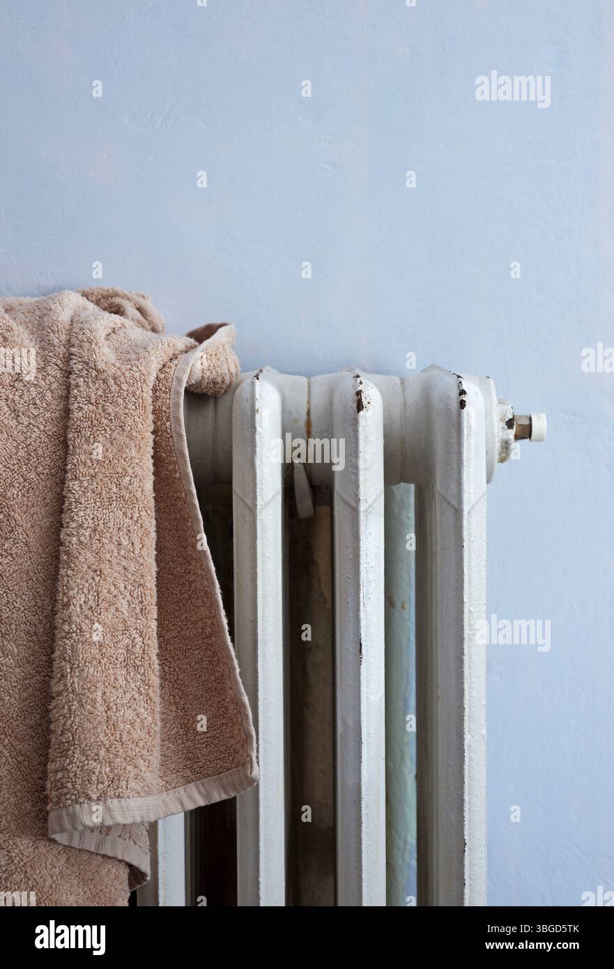 une serviette sur un appareil de chauffage rouillé à la maison Banque D'Images