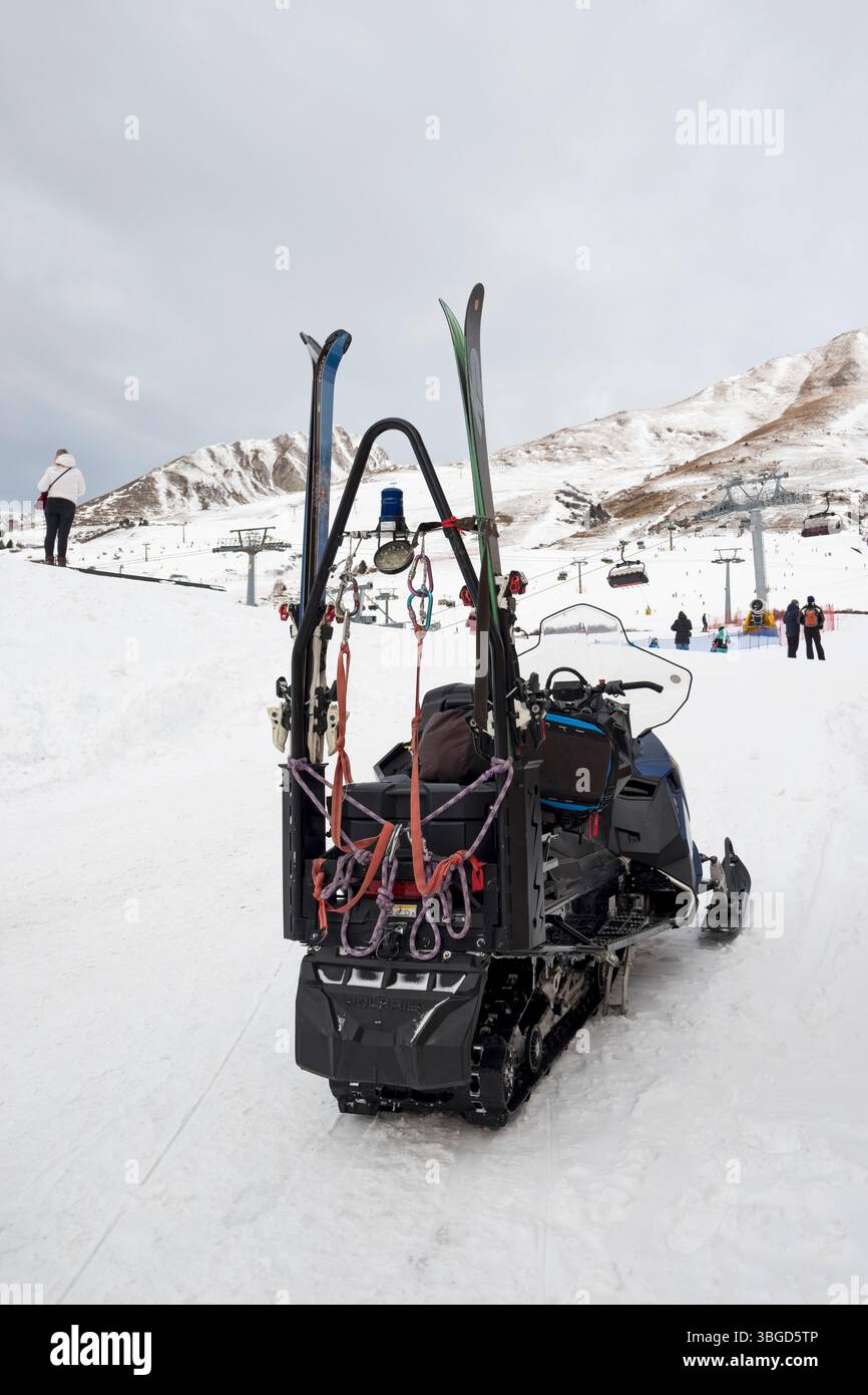 Motoneige dans la station de ski, Paso del tonale, Trentin, Italie Banque D'Images