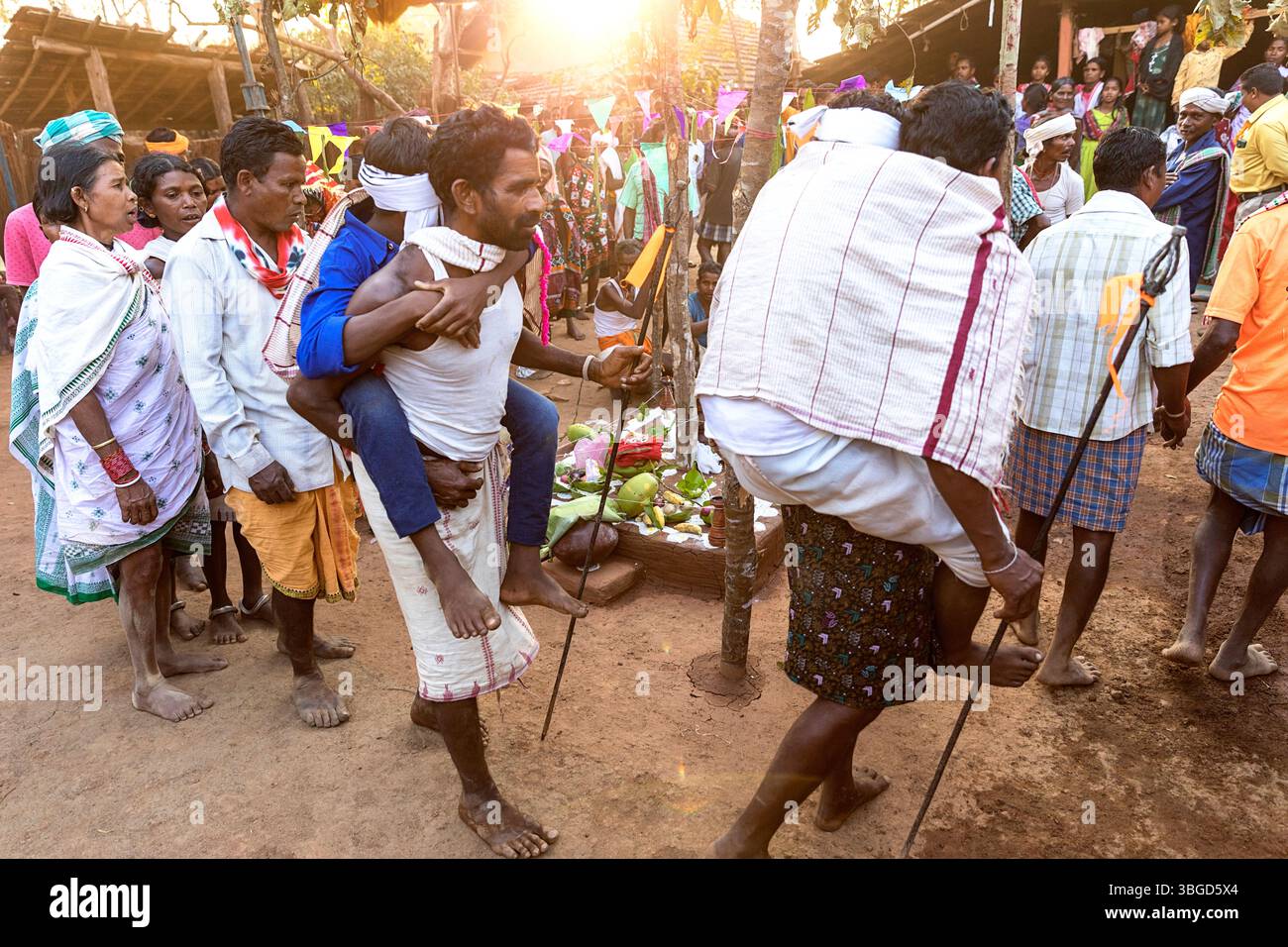 Belles scènes de mariage tribal traditionnel dans un village isolé de l'orissa, en inde, mari et femme étant portés autour de l'autel Banque D'Images