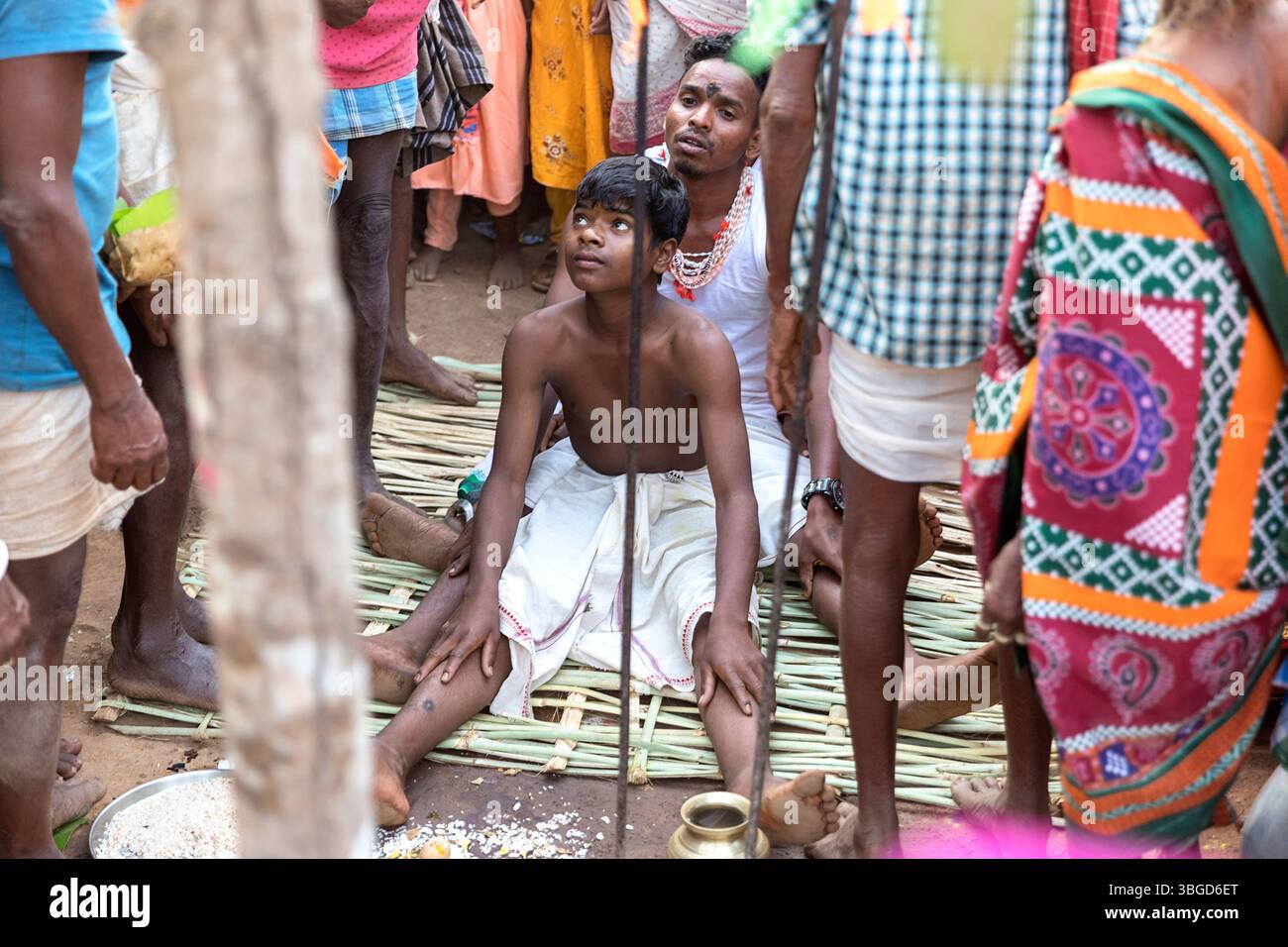 Belles scènes de mariage tribal traditionnel dans un village isolé de l'orissa, en inde, mari et femme lors d'un rituel, assis sur un sol Banque D'Images
