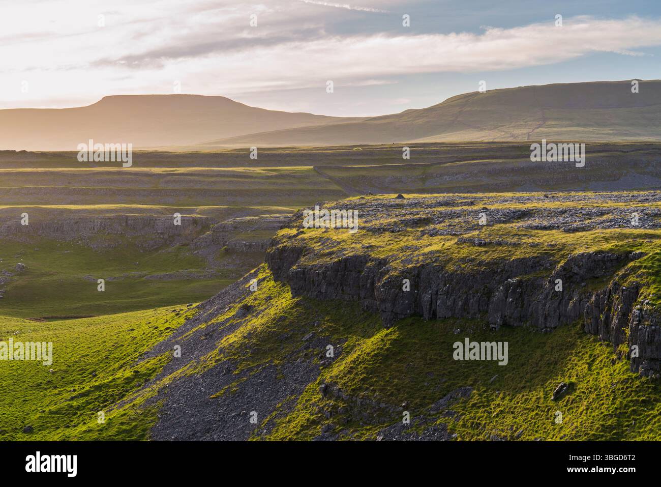 Angleterre, Yorkshire du Nord, Parc national des Yorkshire Dales. En regardant vers le sommet d'Ingleborough et les cicatrices de Moughton, un relief karstique naturel (Li Banque D'Images