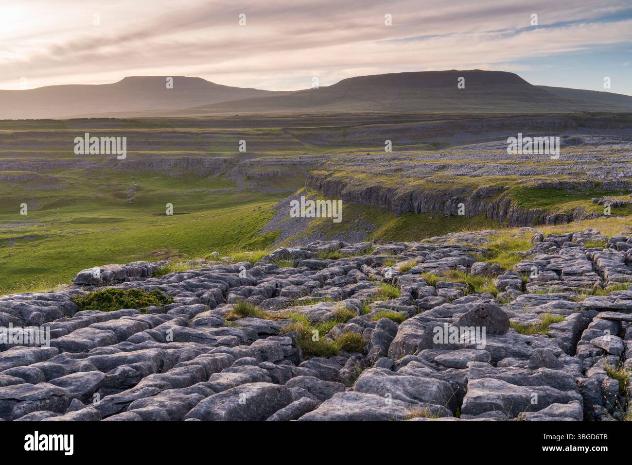 Angleterre, Yorkshire du Nord, Parc national des Yorkshire Dales. En regardant vers le sommet d'Ingleborough et les cicatrices de Moughton, un relief karstique naturel (Li Banque D'Images