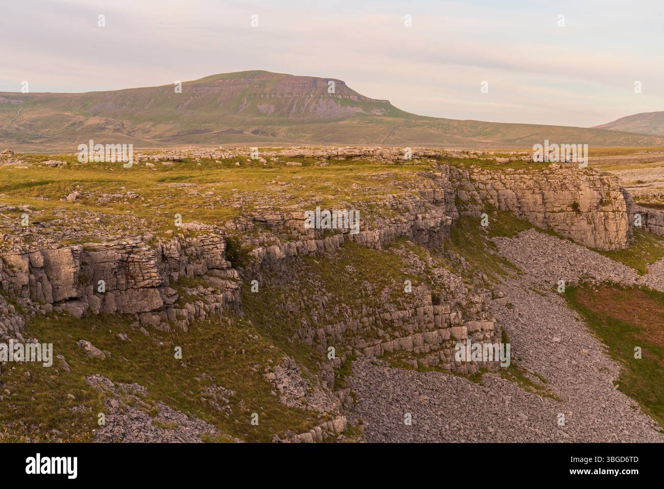 Angleterre, Yorkshire du Nord, Parc national des Yorkshire Dales. Cicatrices de Moughton, regardant vers le sommet de Pen-y-gand. Banque D'Images