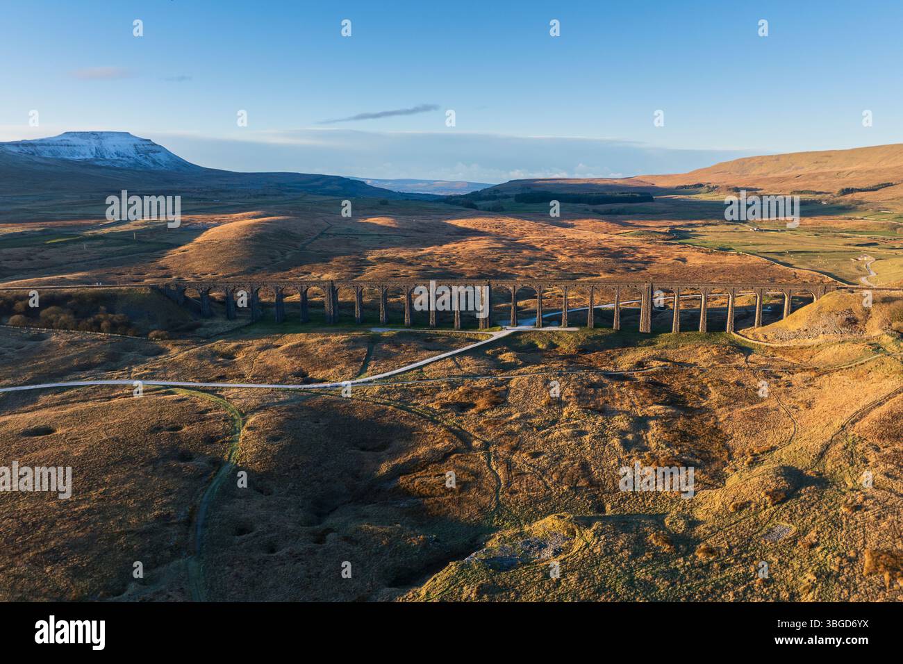 Angleterre, Yorkshire du Nord, Parc national des Yorkshire Dales. Viaduc de Ribblehead, un viaduc ferroviaire traversant la vallée de la rivière Ribble à Ribblehead. Banque D'Images