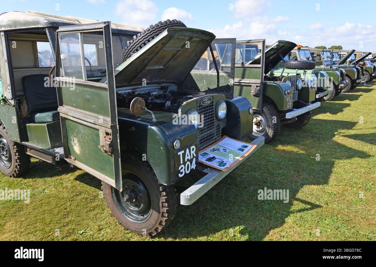 Une rangée de véhicules Land Rover classiques par une journée ensoleillée Banque D'Images