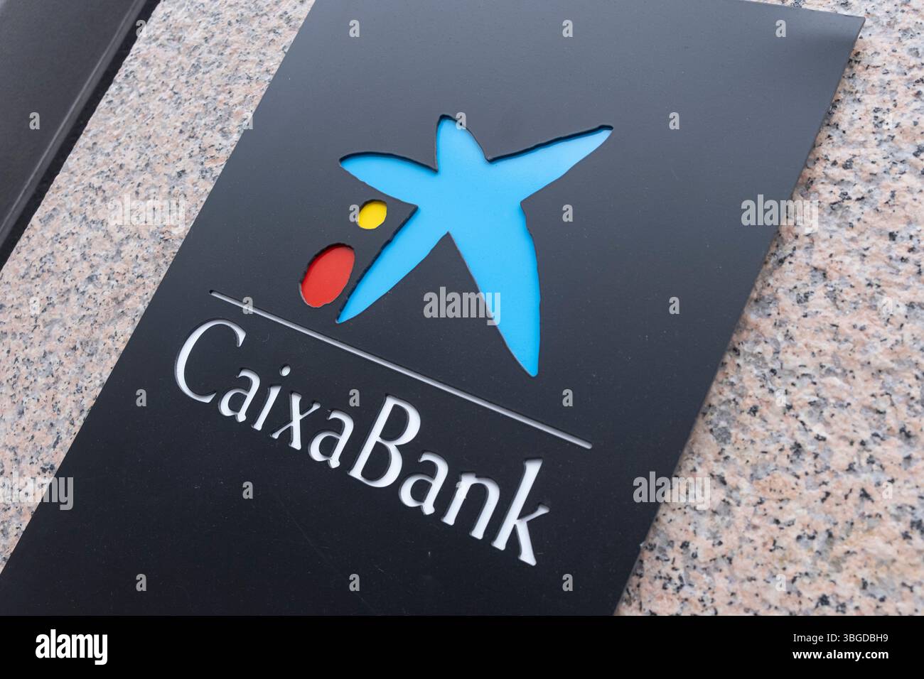 Logo CaixaBank sur un bâtiment bancaire à Madrid Banque D'Images
