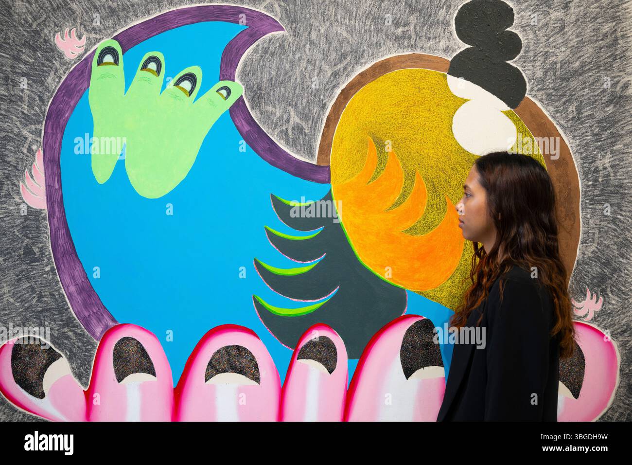 Elizabeth Xi Bauer Gallery, Deptford, Londres, Royaume-Uni. 5 juin 2025. L'exposition de Thiago Barbalho - chants - explore les intersections du langage visuel et de la technologie ancestrale, tissant ensemble l'histoire personnelle, la culture de masse, la pratique spirituelle et la recherche philosophique. Puisant dans une riche gamme d'influences, l'artiste brésilien transforme l'expérience en compositions visuelles complexes qui questionnent les frontières de l'écriture, de la communication et de l'échelle. Image : écriture manuscrite, 2025. Huile, acrylique, crayon de couleur, stylo à bille, marqueur permanent, graffiti et résine. Crédit : Malcolm Park/Alamy Li Banque D'Images