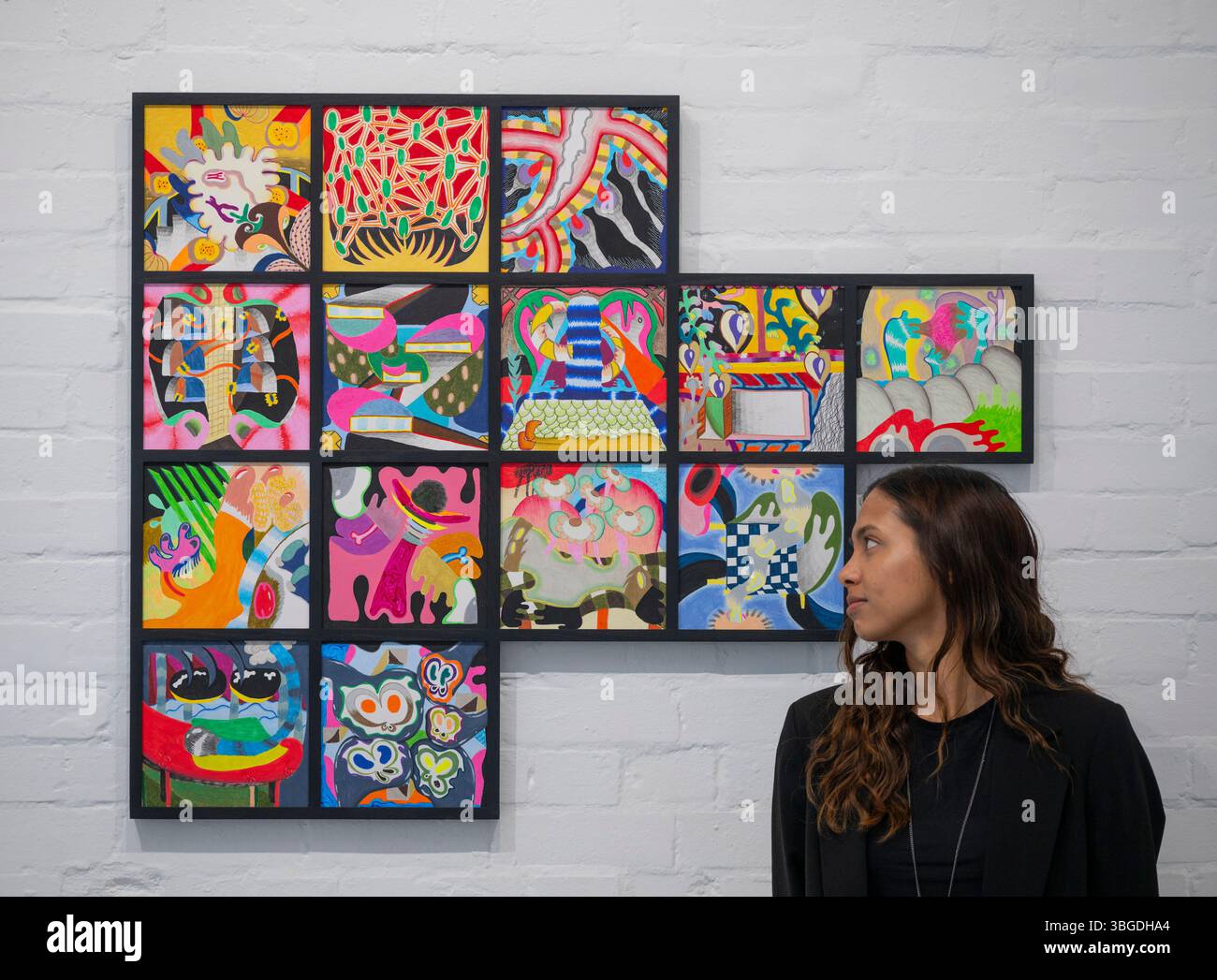 Elizabeth Xi Bauer Gallery, Deptford, Londres, Royaume-Uni. 5 juin 2025. L'exposition de Thiago Barbalho - chants - explore les intersections du langage visuel et de la technologie ancestrale, tissant ensemble l'histoire personnelle, la culture de masse, la pratique spirituelle et la recherche philosophique. Puisant dans une riche gamme d'influences, l'artiste brésilien transforme l'expérience en compositions visuelles complexes qui questionnent les frontières de l'écriture, de la communication et de l'échelle. Image : chant iv, piste nocturne, 2025. Acrylique, crayon de couleur, stylo à bille, graffiti et marqueur permanent. Crédit : Malcolm Park/Alamy Live Banque D'Images