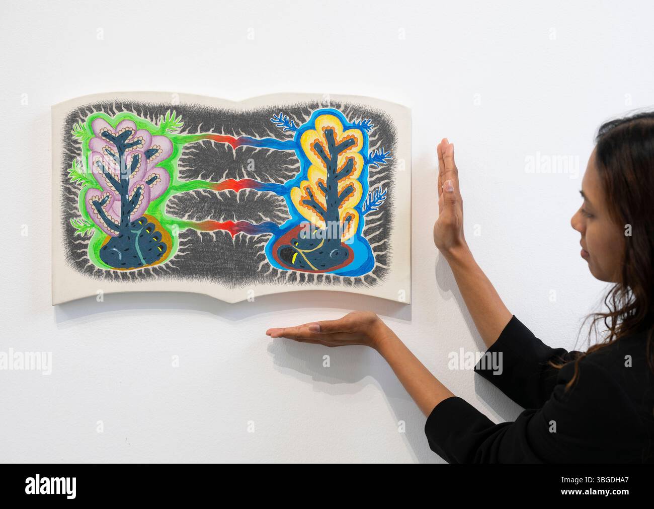 Elizabeth Xi Bauer Gallery, Deptford, Londres, Royaume-Uni. 5 juin 2025. L'exposition de Thiago Barbalho - chants - explore les intersections du langage visuel et de la technologie ancestrale, tissant ensemble l'histoire personnelle, la culture de masse, la pratique spirituelle et la recherche philosophique. Puisant dans une riche gamme d'influences, l'artiste brésilien transforme l'expérience en compositions visuelles complexes qui questionnent les frontières de l'écriture, de la communication et de l'échelle. Image : trekking en tongs, 2025. Crédit : Malcolm Park/Alamy Live News Banque D'Images