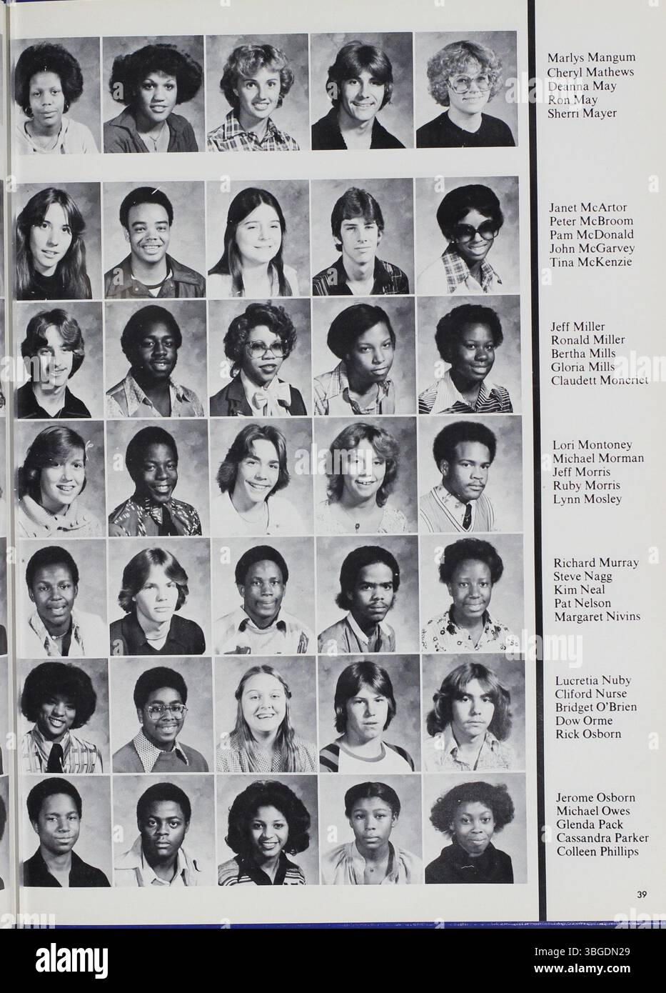 L'édition 1979 de l'annuaire de Lens documente l'histoire changeante de South High School à Columbus, Ohio. Le bâtiment primaire de l'école, construit en 1924, a joué un rôle important dans la communauté. L'annuaire commémore son histoire depuis son premier emplacement sur Ohio Avenue jusqu'à sa transition vers l'édifice actuel de la rue Ann. South High a été temporairement fermé pour rénovations en 2007, réouvrant en 2009 après d'importantes améliorations. Banque D'Images