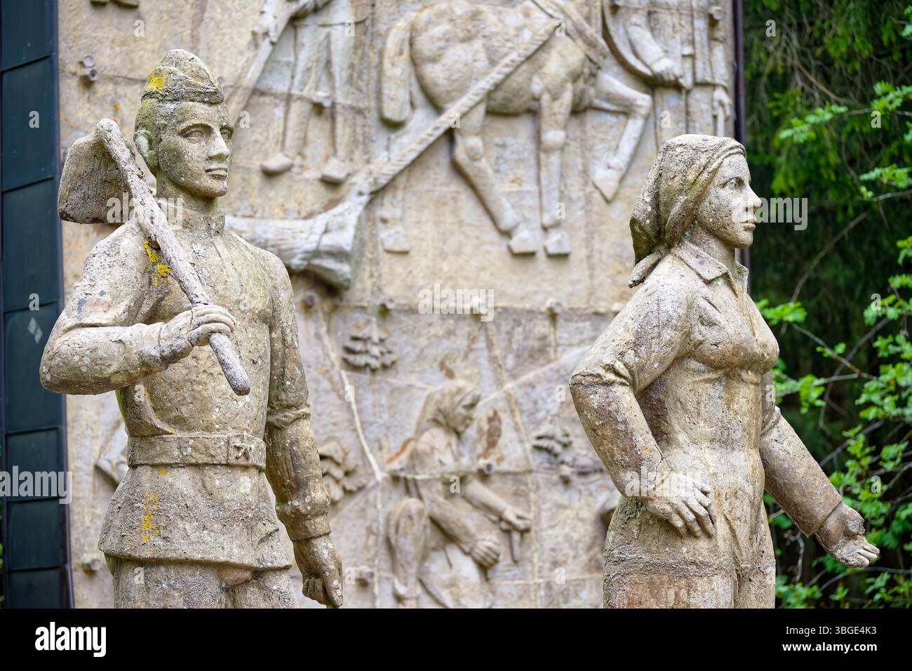 Waldarbeiterdenkmal, Mémorial des travailleurs forestiers à Oberhof, Thuringe, Allemagne. Monument culturel historique est-allemand dans la forêt de Thuringe. Banque D'Images