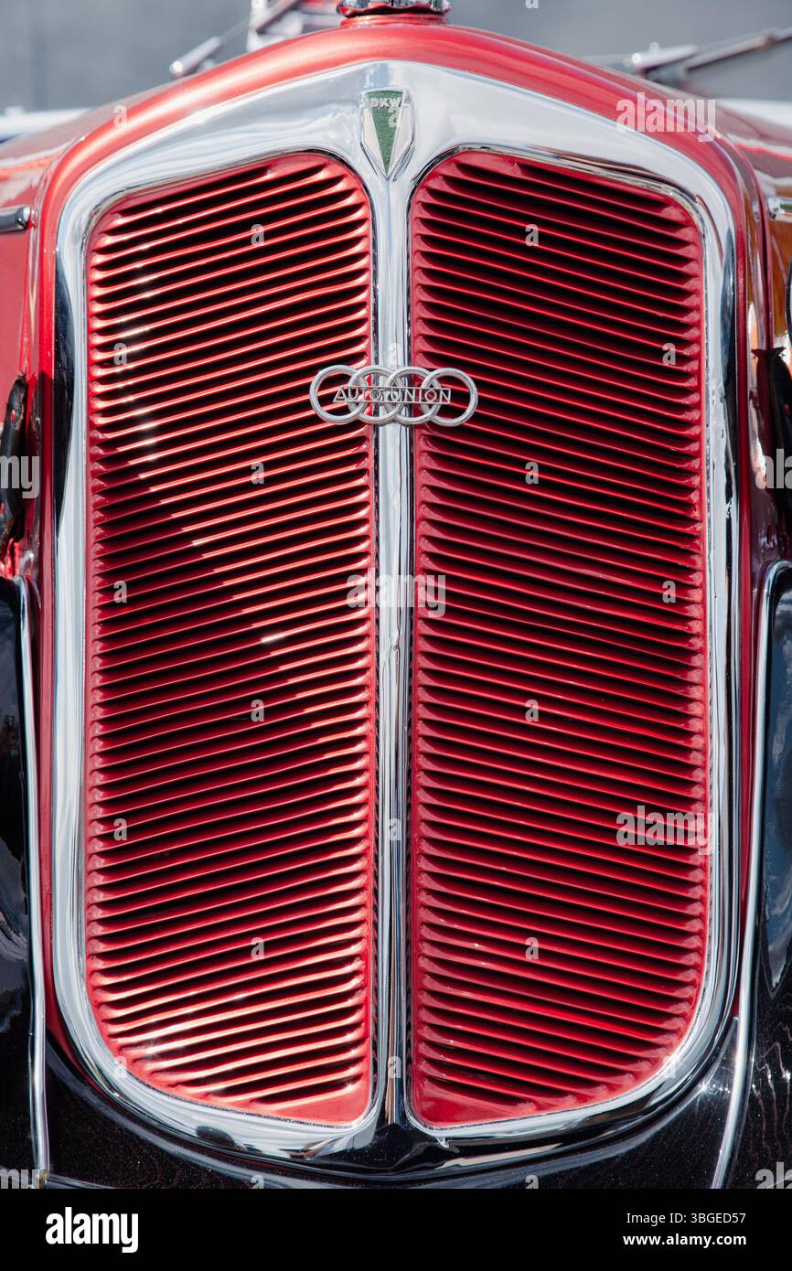 Vilnius, Lituanie - 31-05-2025 - Audi Front 225 Roadster - emblème d'une élégance allemande vintage des années 1930 au salon de l'auto Banque D'Images