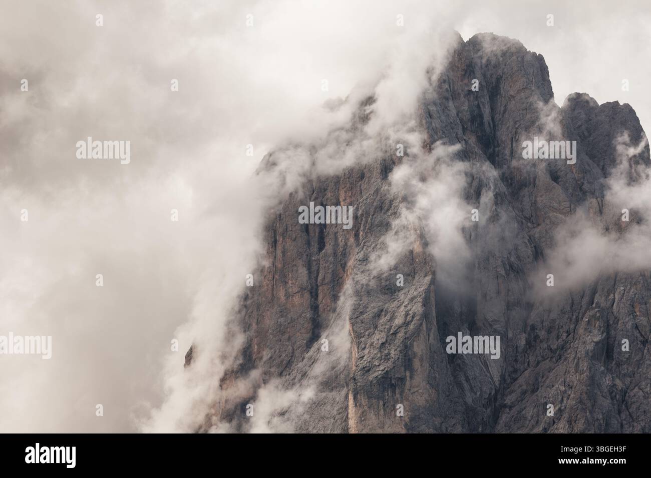 Le côté nord de Sasso Lungo parmi les nuages de la région de Val Gardena Banque D'Images