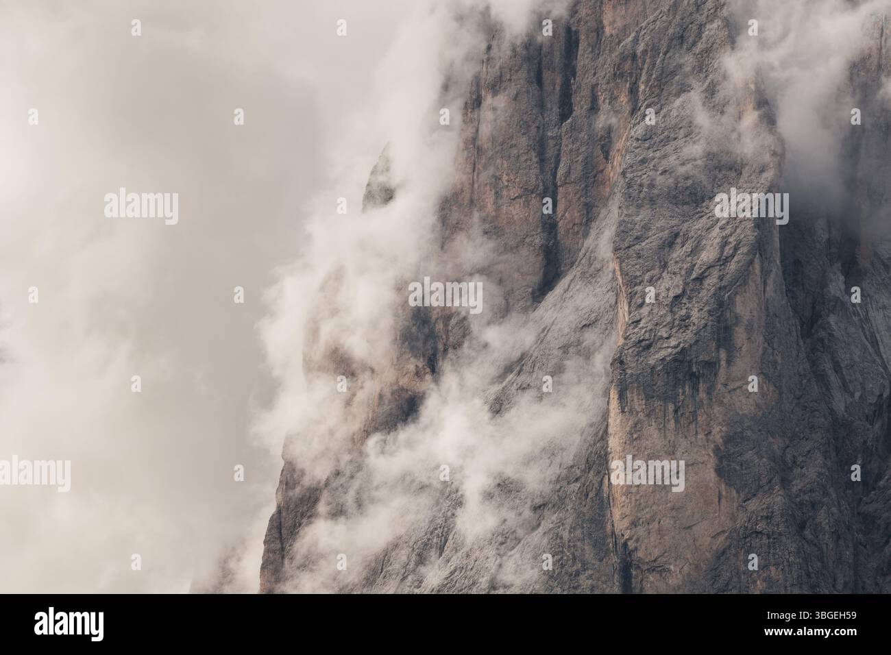 Le côté nord de Sasso Lungo parmi les nuages de la région de Val Gardena Banque D'Images