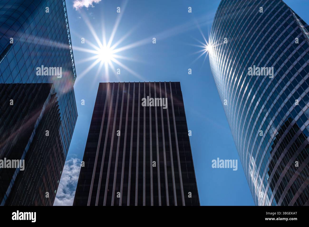 Sunburst réflexion sur les gratte-ciels modernes dans le quartier des affaires et des finances de la Défense, Paris. Banque D'Images