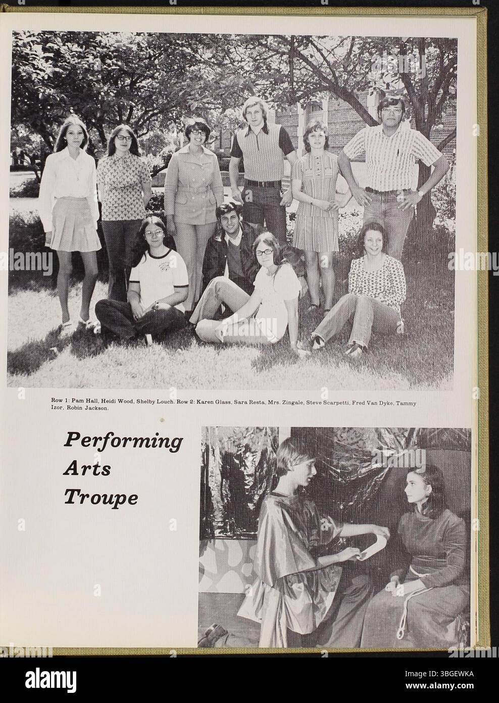 Cette page de l'annuaire de l'école secondaire West High School de 1973, 'The Occident', raconte l'établissement de l'école en 1908 au 120 South Central Avenue, suivie de la construction d'un nouveau bâtiment en 1929, conçu par Howard Dwight Smith. L'ancien bâtiment est devenu Starling Junior High School, qui a fermé en 2012. Banque D'Images