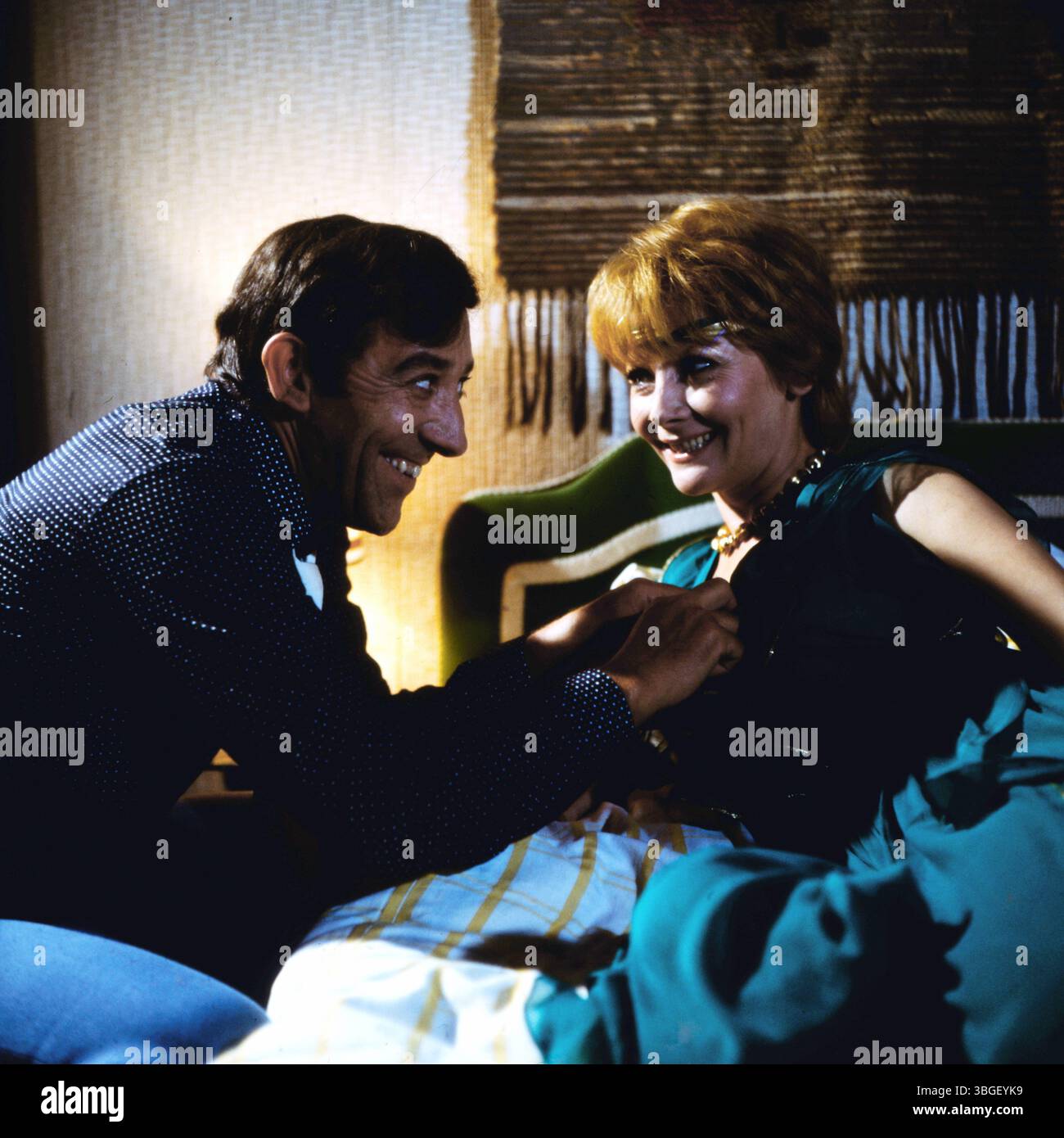 Welle Wahnsinn, ZDF Comedy in zwei Folgen, 1982, Story : Welle Wahnsinn ist ein Radiosender, der wahnsinnige Lieder und gags Sendet, Radiomoderator ist Don Chaos, alias Dieter Hallervorden, der auch alle Lieder Singt, Szene : Dieter Hallervorden und Rotraud Schindler Banque D'Images