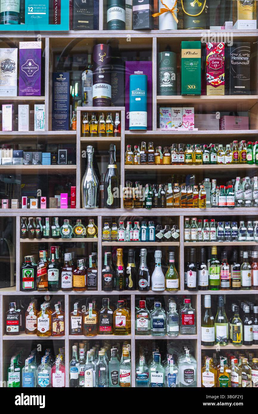 Étagère à liqueur complète avec diverses bouteilles de whisky, vodka, rhum, liqueurs sur l'affichage dans la vitrine du magasin. Concept de variété d'alcool, marque, alcool Banque D'Images