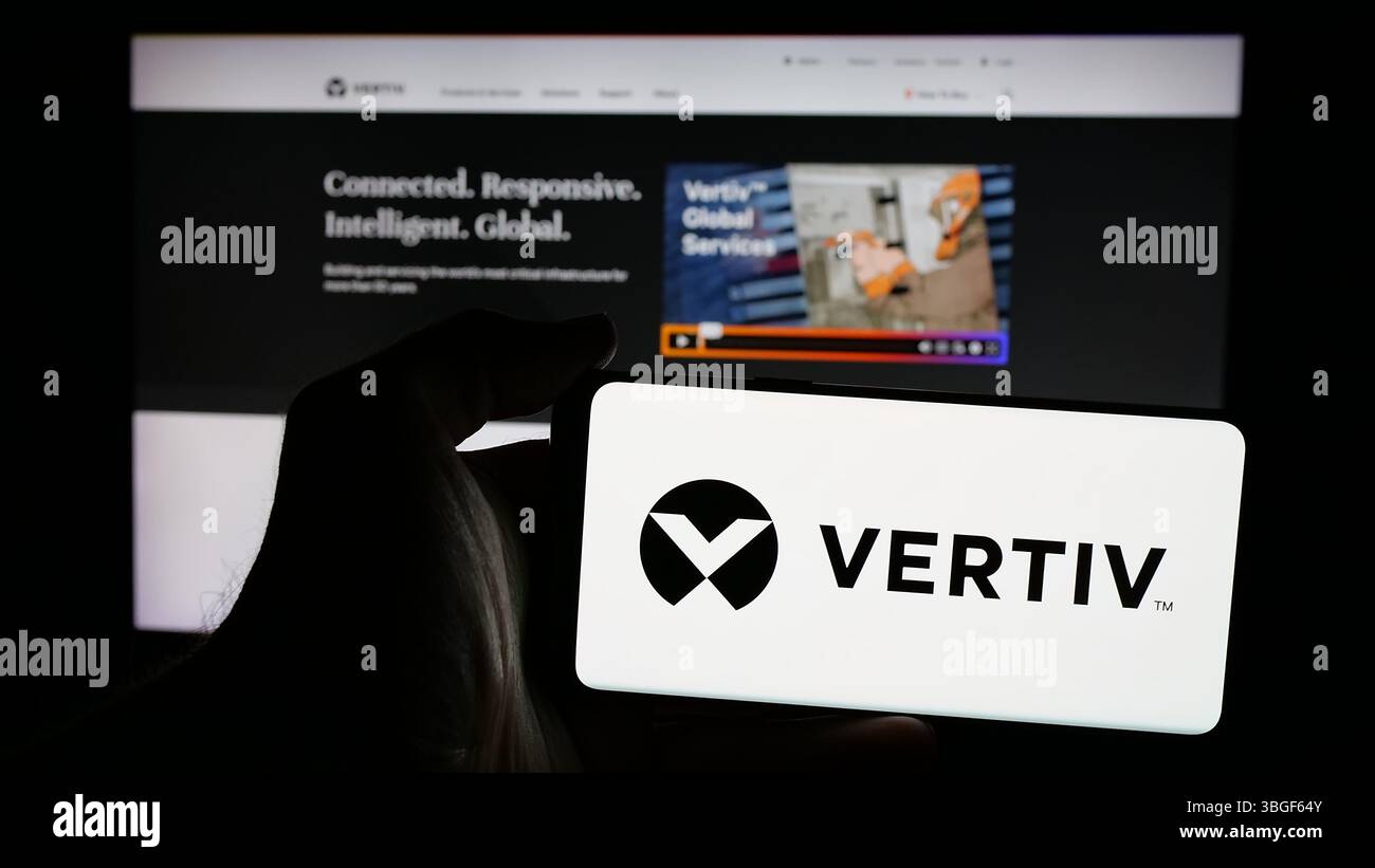 Stuttgart, Allemagne - 01-31-2025, personne tenant un téléphone portable avec le logo de la société américaine de technologie Vertiv Holdings Co. sur l'écran Banque D'Images