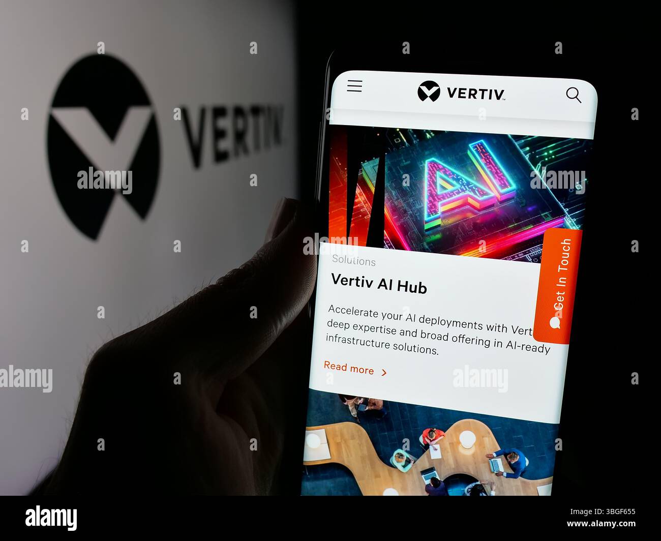 Stuttgart, Allemagne - 01 31 2025 : personne tenant un téléphone portable avec la page Web de la société de technologie américaine Vertiv Holdings Co sur l'écran devant le logo Banque D'Images