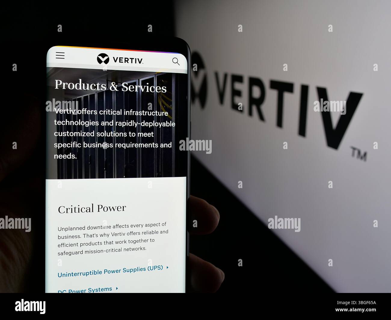 Stuttgart, Allemagne - 01-31-2025, personne tenant le téléphone portable avec la page web de la société de technologie américaine Vertiv Holdings Co. sur l'écran devant le logo. Banque D'Images