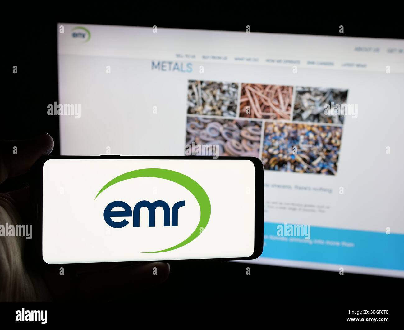 Stuttgart, Allemagne - 03-04-2025 : personne tenant un smartphone avec le logo de la société britannique European Metal Recycling Limited sur l'écran Banque D'Images