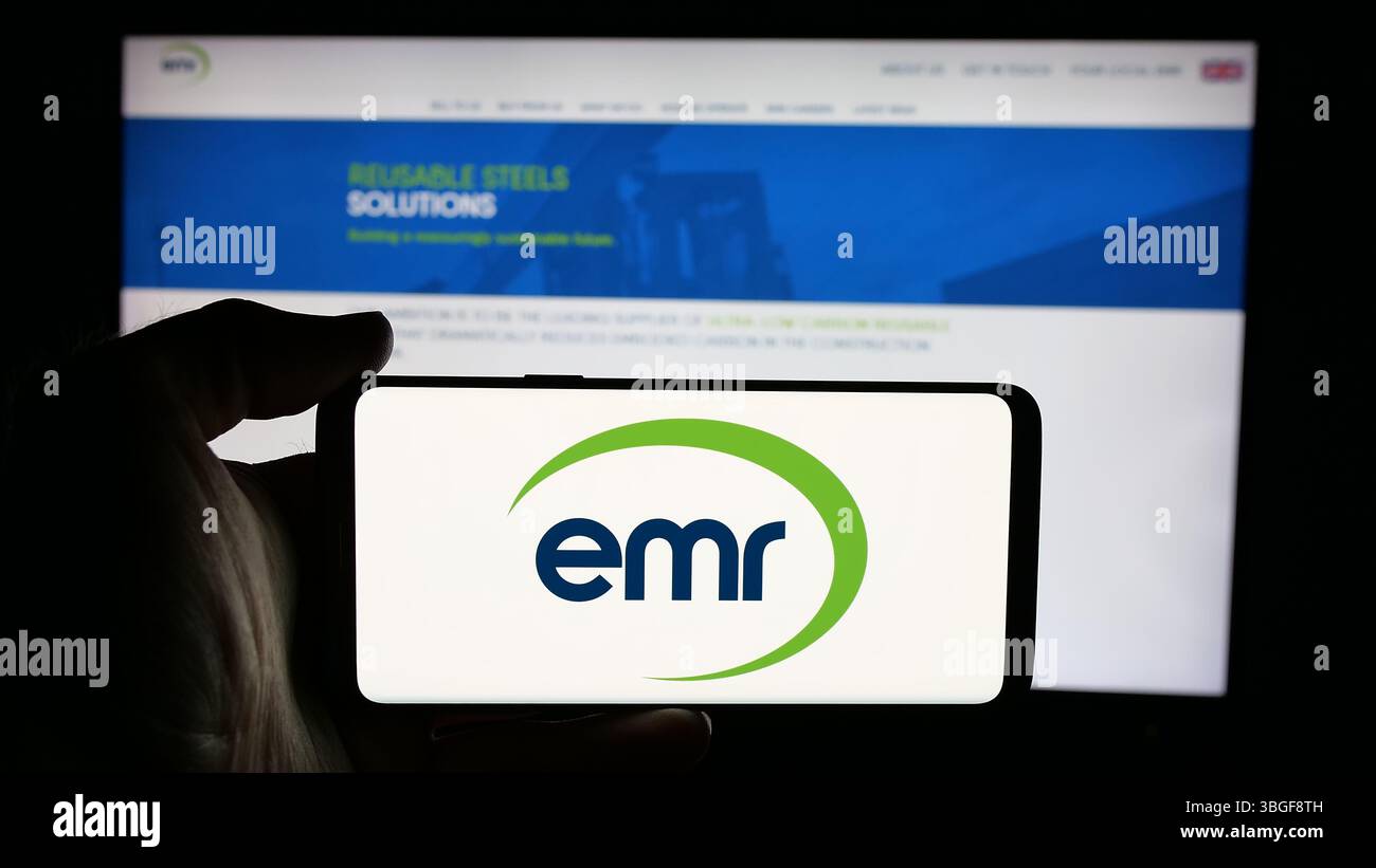 Stuttgart, Allemagne - 03-04-2025 : personne tenant un téléphone portable avec le logo de la société britannique European Metal Recycling Limited sur l'écran Banque D'Images