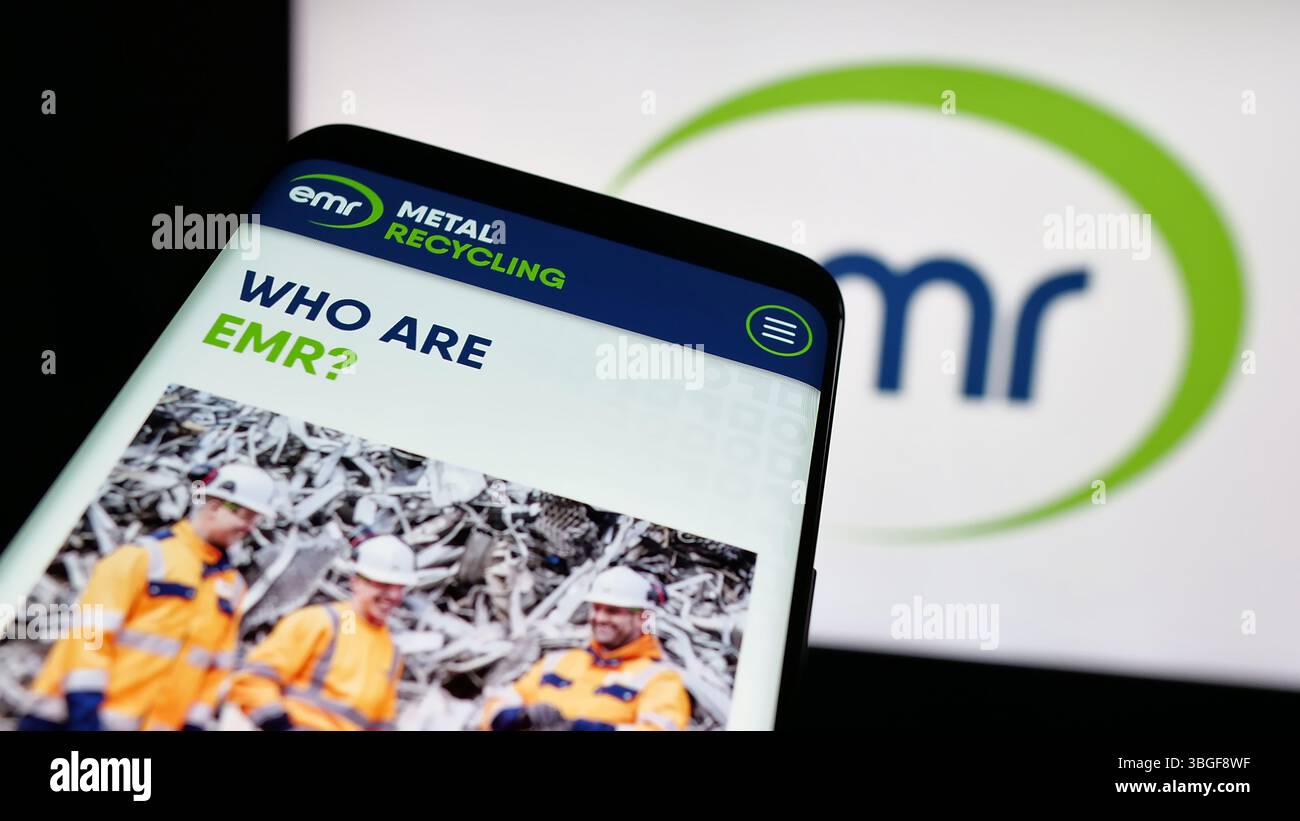 Stuttgart, Allemagne - 03-04-2025 : téléphone portable avec le site Web de la société britannique European Metal Recycling Limited (EMR) sur l'écran Banque D'Images