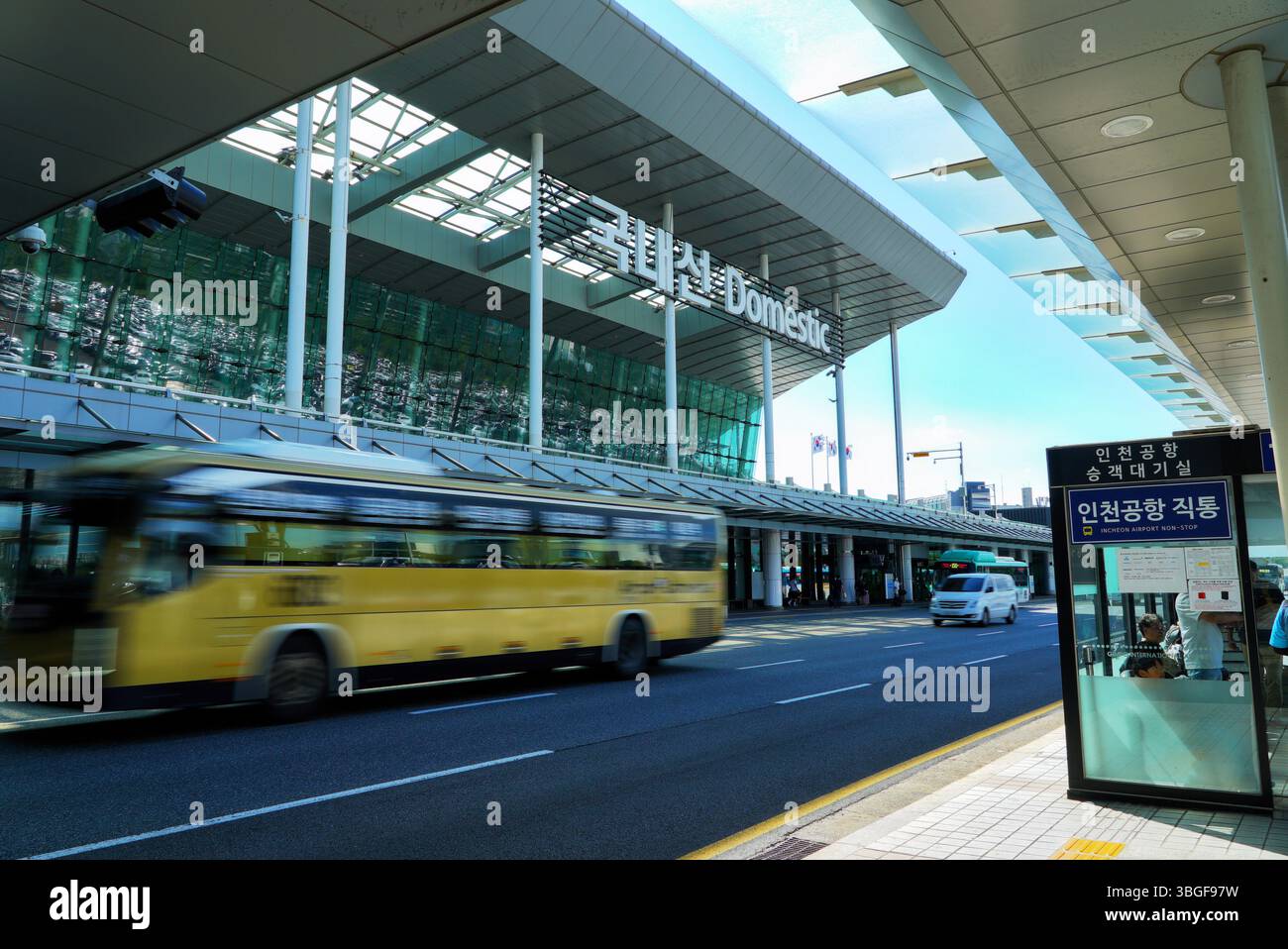 Navette aéroport devant le terminal domestique de Gimpo, Séoul, Corée du Sud Banque D'Images