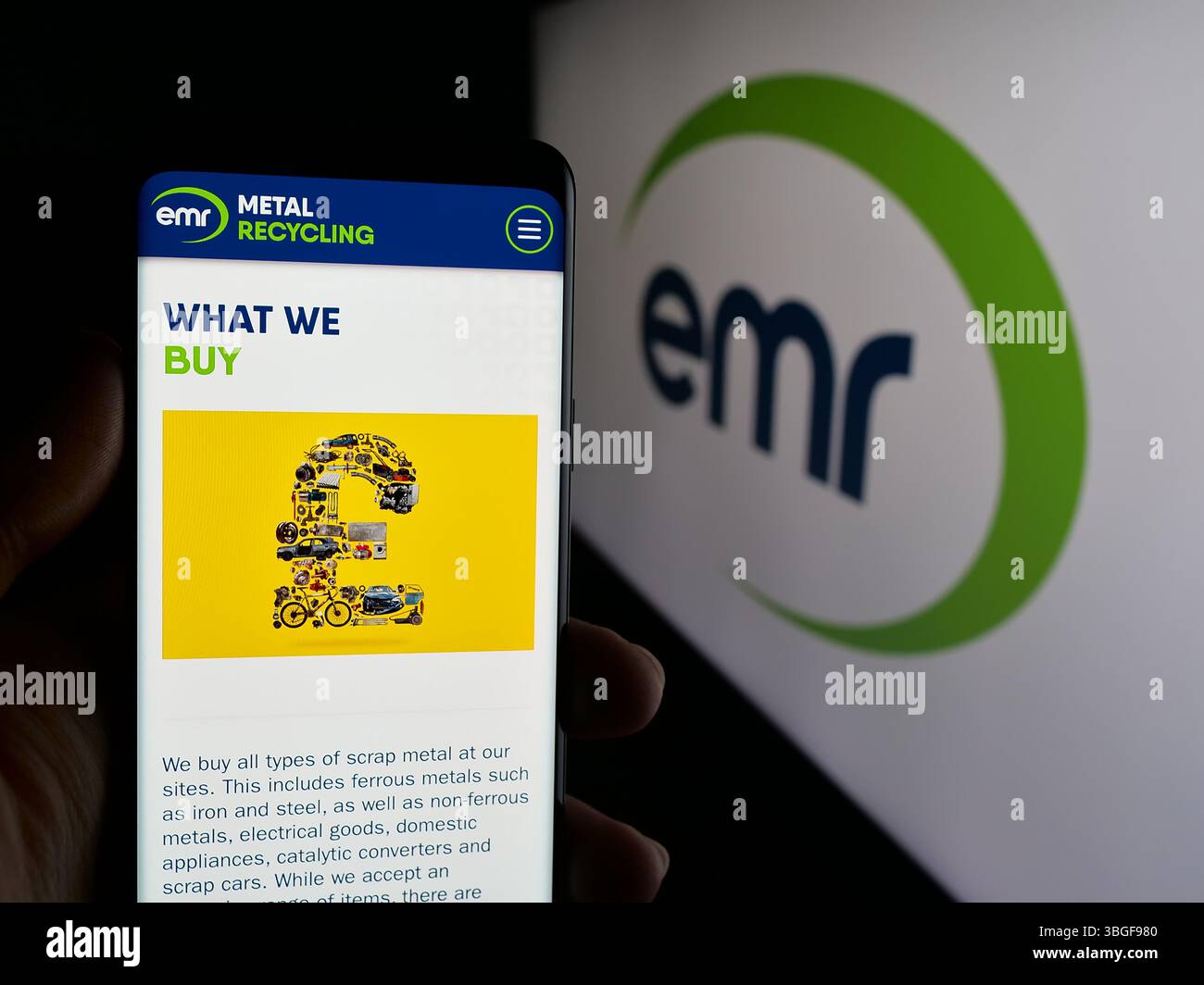 Stuttgart, Allemagne - 03-04-2025 : personne tenant un smartphone avec le site Web de la société britannique European Metal Recycling Limited (EMR) sur l'écran Banque D'Images