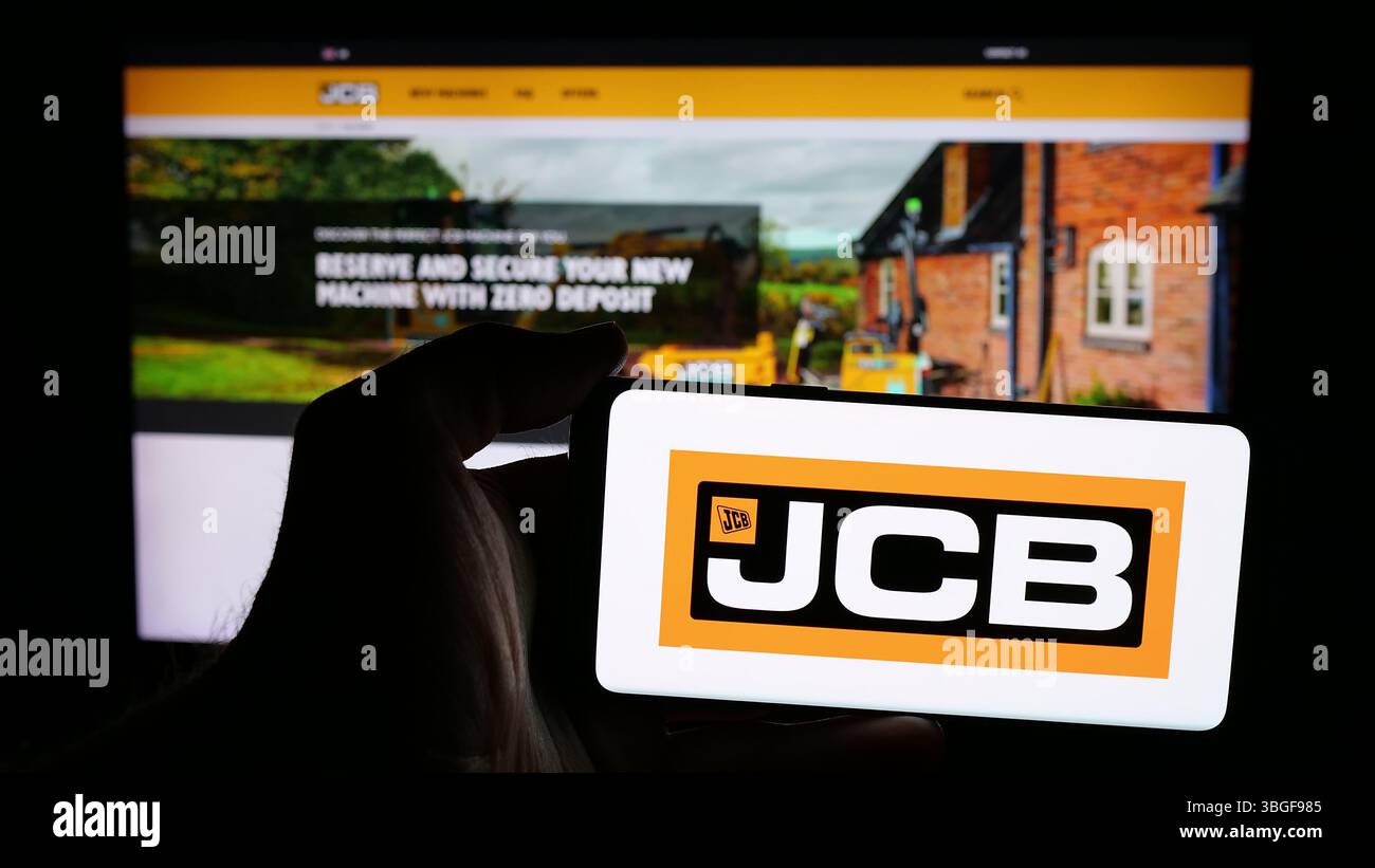 Stuttgart, Allemagne - 03-04-2025 : personne tenant un téléphone portable avec le logo de la société britannique J.C. Bamford Excavators Limited (JCB) sur l'écran Banque D'Images