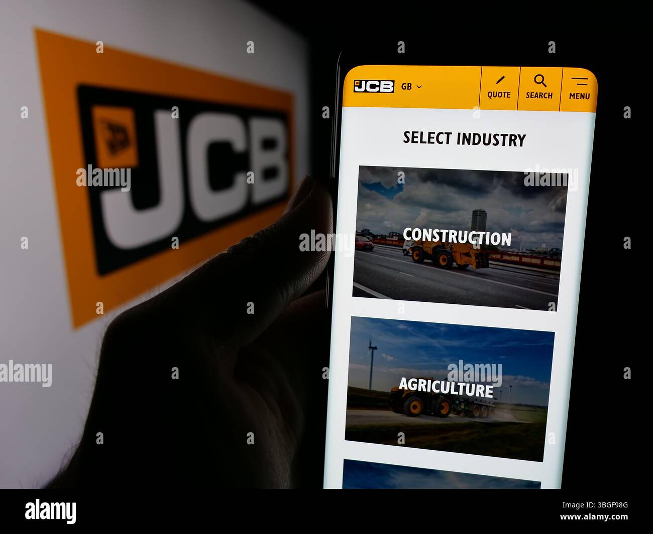 Stuttgart, Allemagne - 03-04-2025 : personne tenant un smartphone avec le site Web de la société britannique J.C. Bamford Excavators Limited (JCB) sur l'écran Banque D'Images