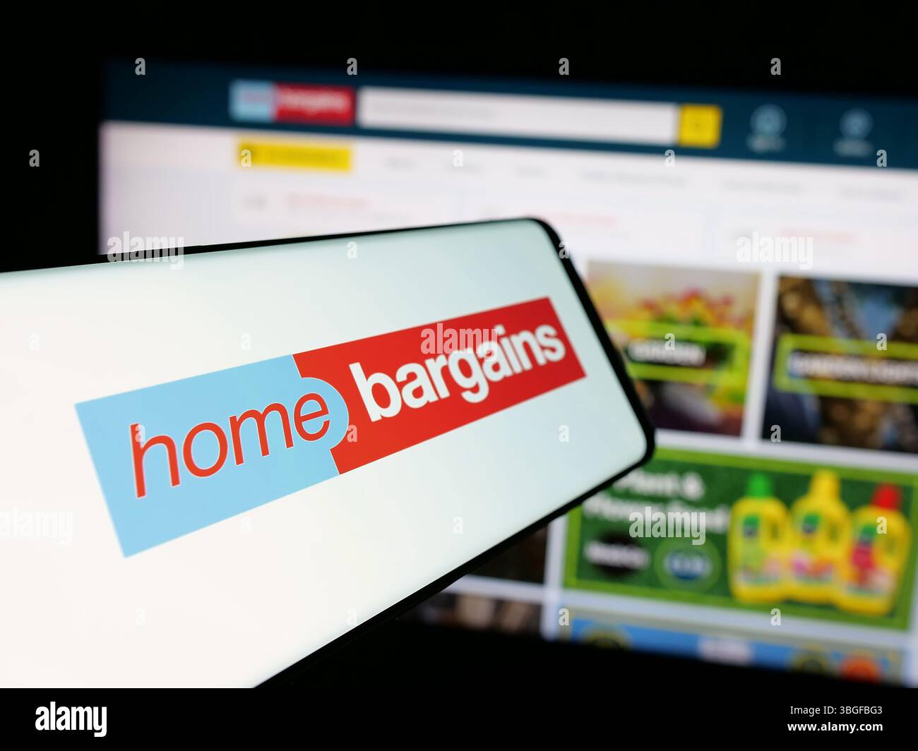 Stuttgart, Allemagne - 2025 : smartphone avec le logo de la société britannique T.J. Morris Limited (Home Bargains) sur l'écran devant le site Web de l'entreprise. Banque D'Images