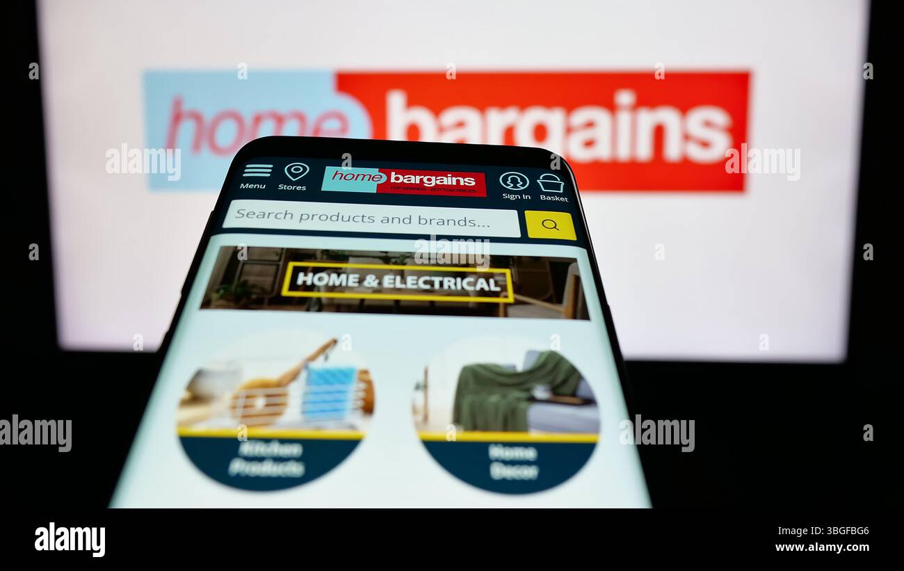 Stuttgart, Allemagne - 03-13-03 2025 : téléphone portable avec le site Web de la société britannique T.J. Morris Limited (Home Bargains) sur l'écran devant le logo. Banque D'Images