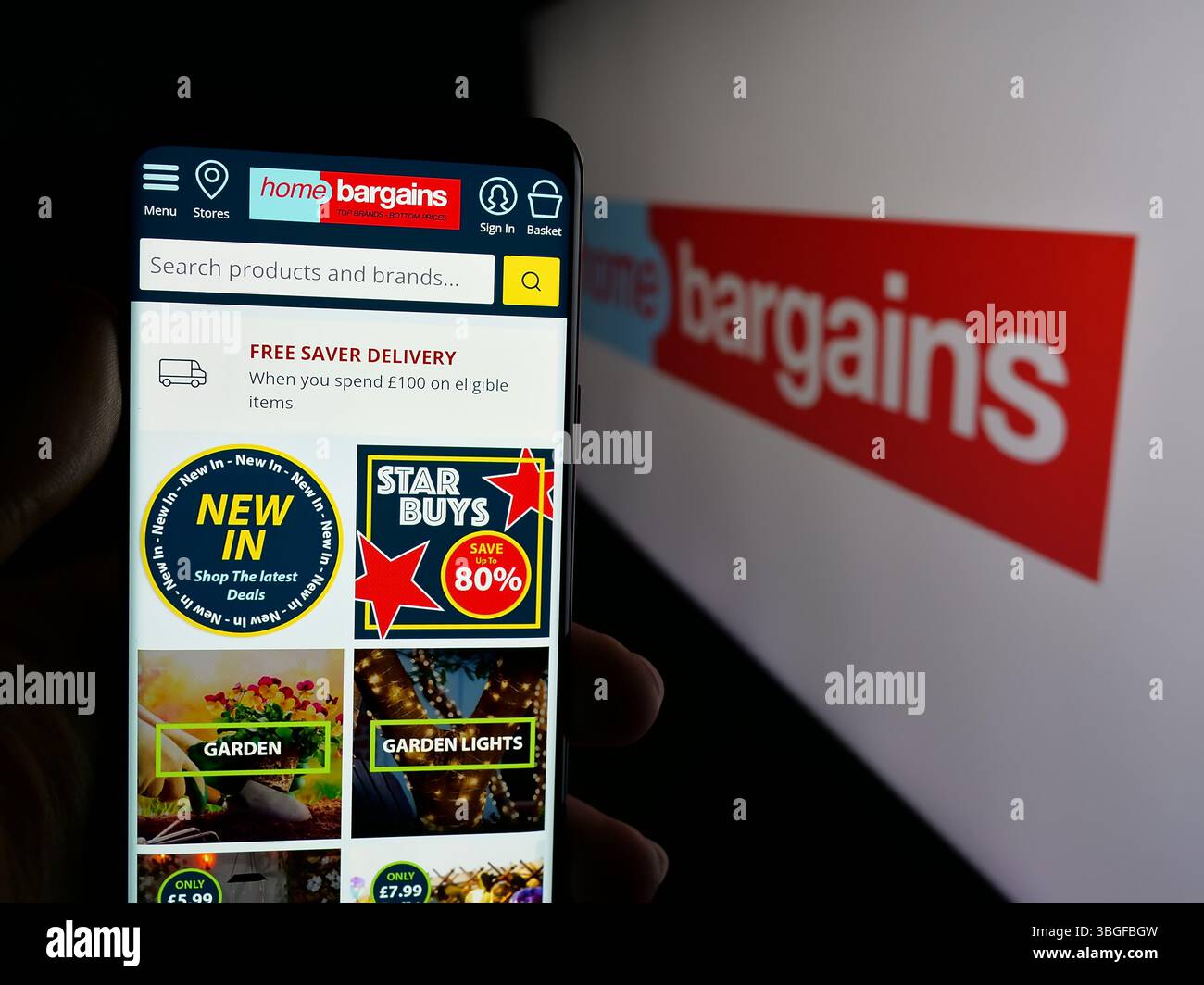 Stuttgart, Allemagne - 2025 : personne tenant un téléphone portable avec la page web de la société britannique T.J. Morris Limited (Home Bargains) à l'écran Banque D'Images