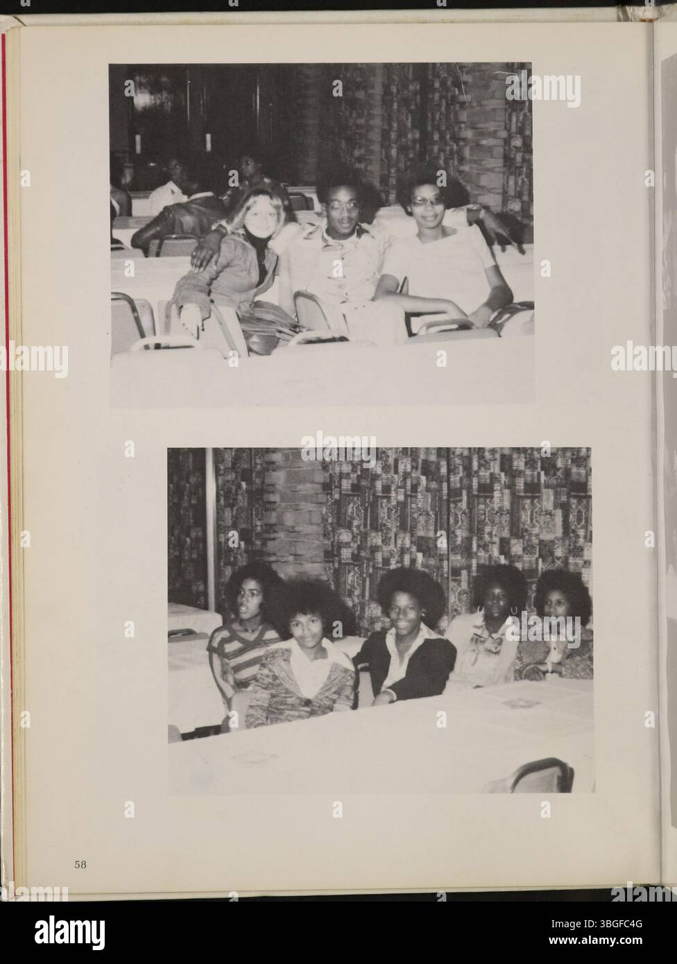 L’annuaire 1976 de l’école secondaire Marion Franklin, Diabolis, donne un aperçu des premières années de l’école. L'école a ouvert ses portes en 1953 au 1265 Koebel Road, Columbus, Ohio, et a été inaugurée le 20 novembre 1953. Marion Franklin High School a servi les années 7-12 et faisait à l'origine partie du Marion Township School District. Banque D'Images