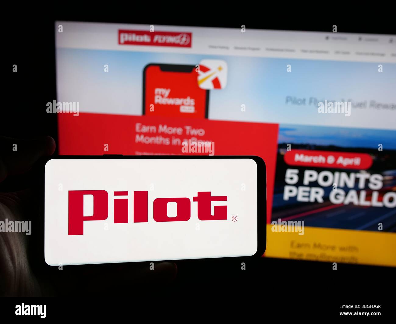 Stuttgart, Allemagne - 03-06-2025 : personne tenant un smartphone avec le logo de la société américaine Pilot Travel Centers LLC (Pilot Flying J) sur l'écran Banque D'Images