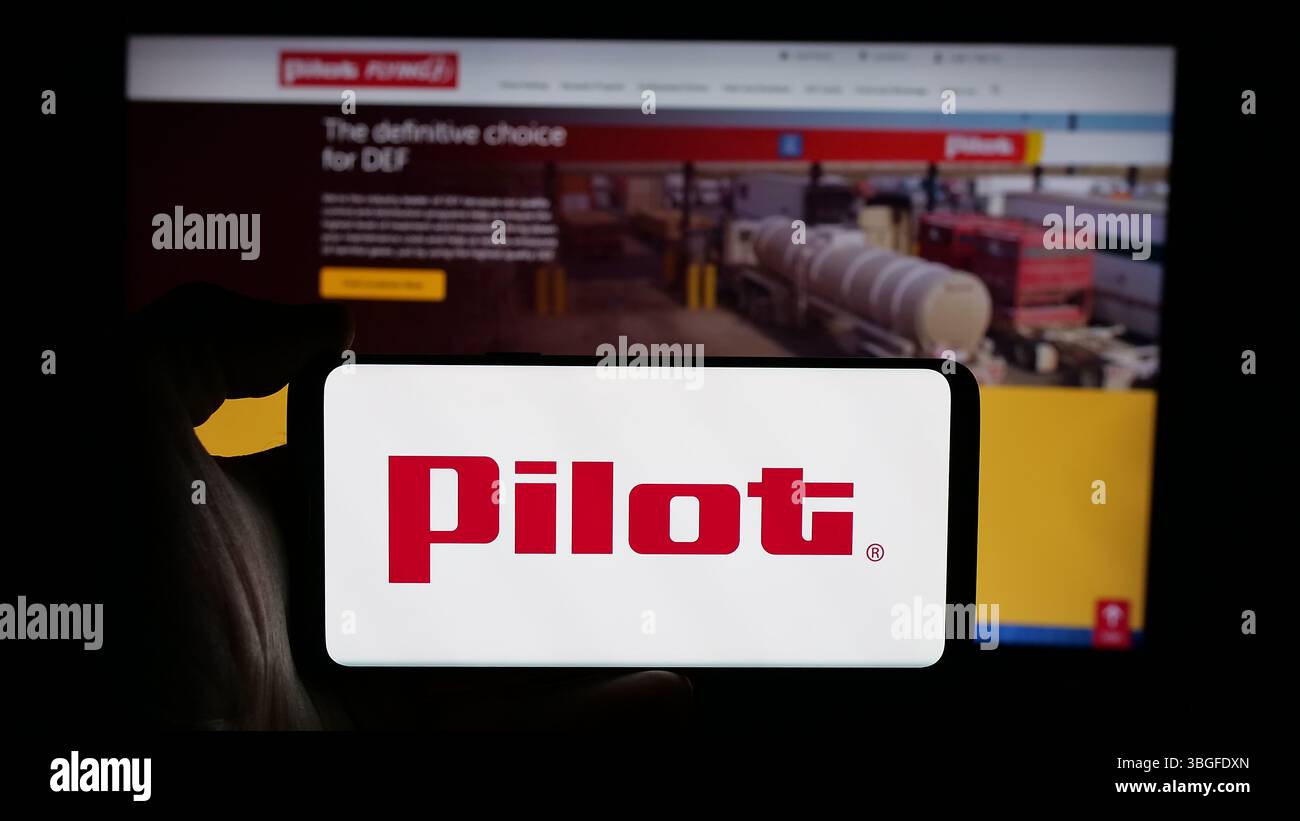 Stuttgart, Allemagne - 03-06-2025 : personne tenant un téléphone portable avec le logo de la société américaine Pilot Travel Centers LLC (Pilot Flying J) sur l'écran Banque D'Images
