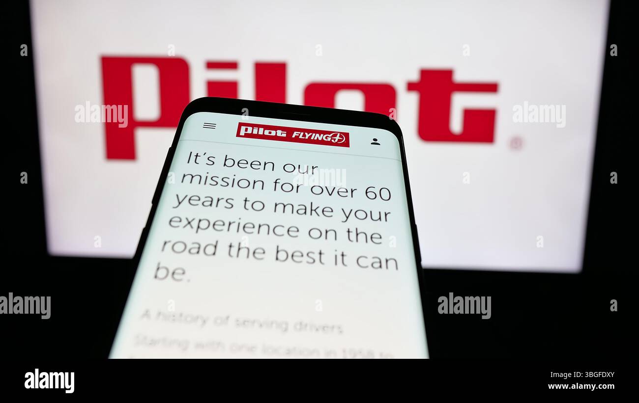 Stuttgart, Allemagne - 03-06-2025 : téléphone portable avec le site Web de la société américaine Pilot Travel Centers LLC (Pilot Flying J) sur l'écran devant le logo Banque D'Images
