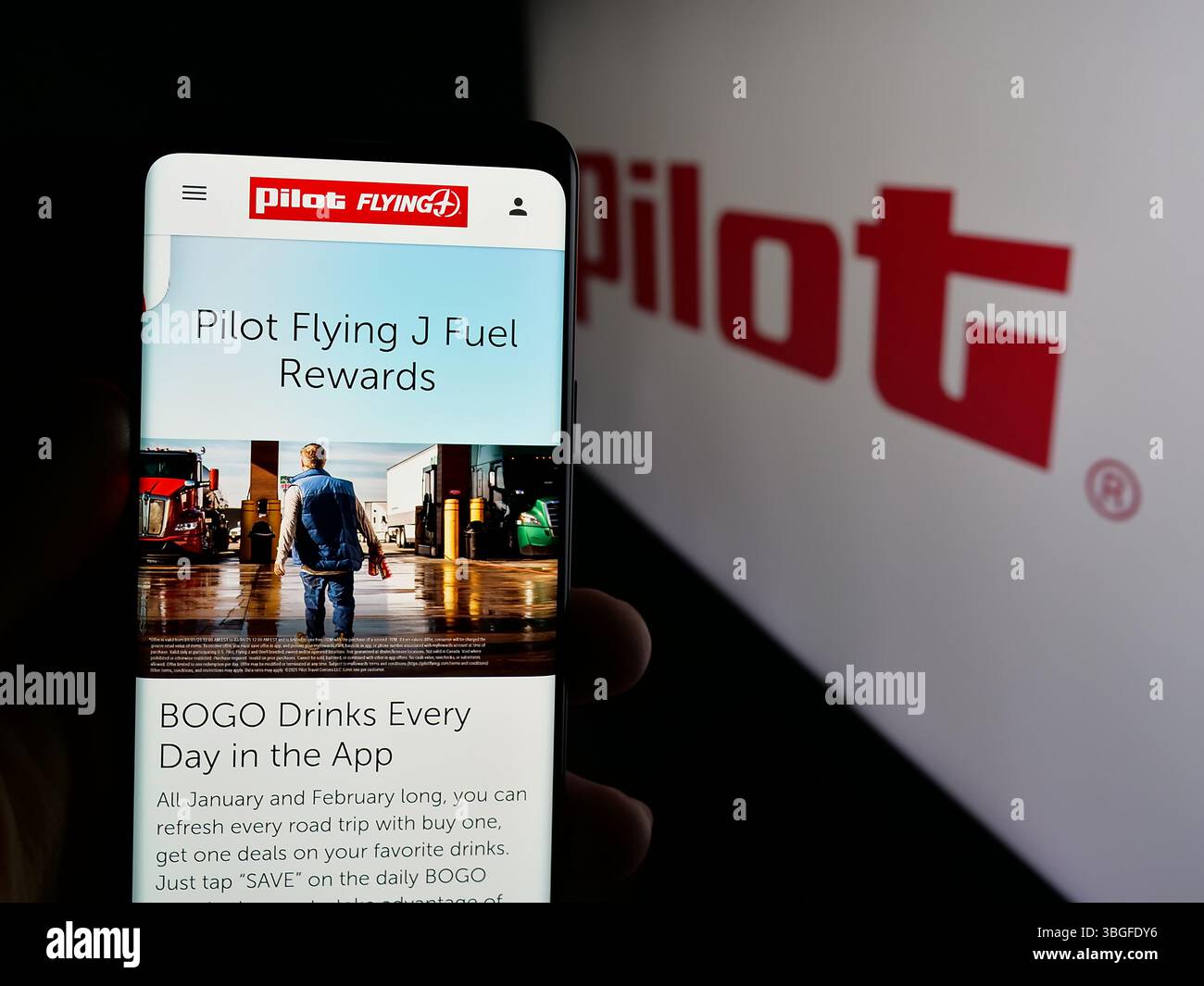 Stuttgart, Allemagne - 03-06-2025 : personne tenant un téléphone portable avec la page Web de la société américaine Pilot Travel Centers LLC (Pilot Flying J) à l'écran Banque D'Images