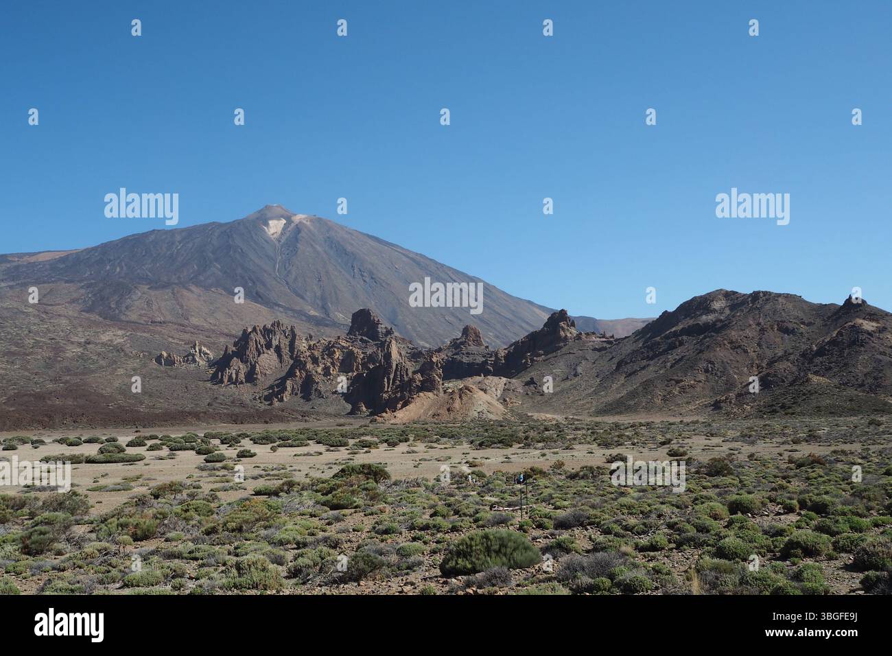 Paysage de montagne volcanique avec terrain rocheux et ciel bleu clair Banque D'Images