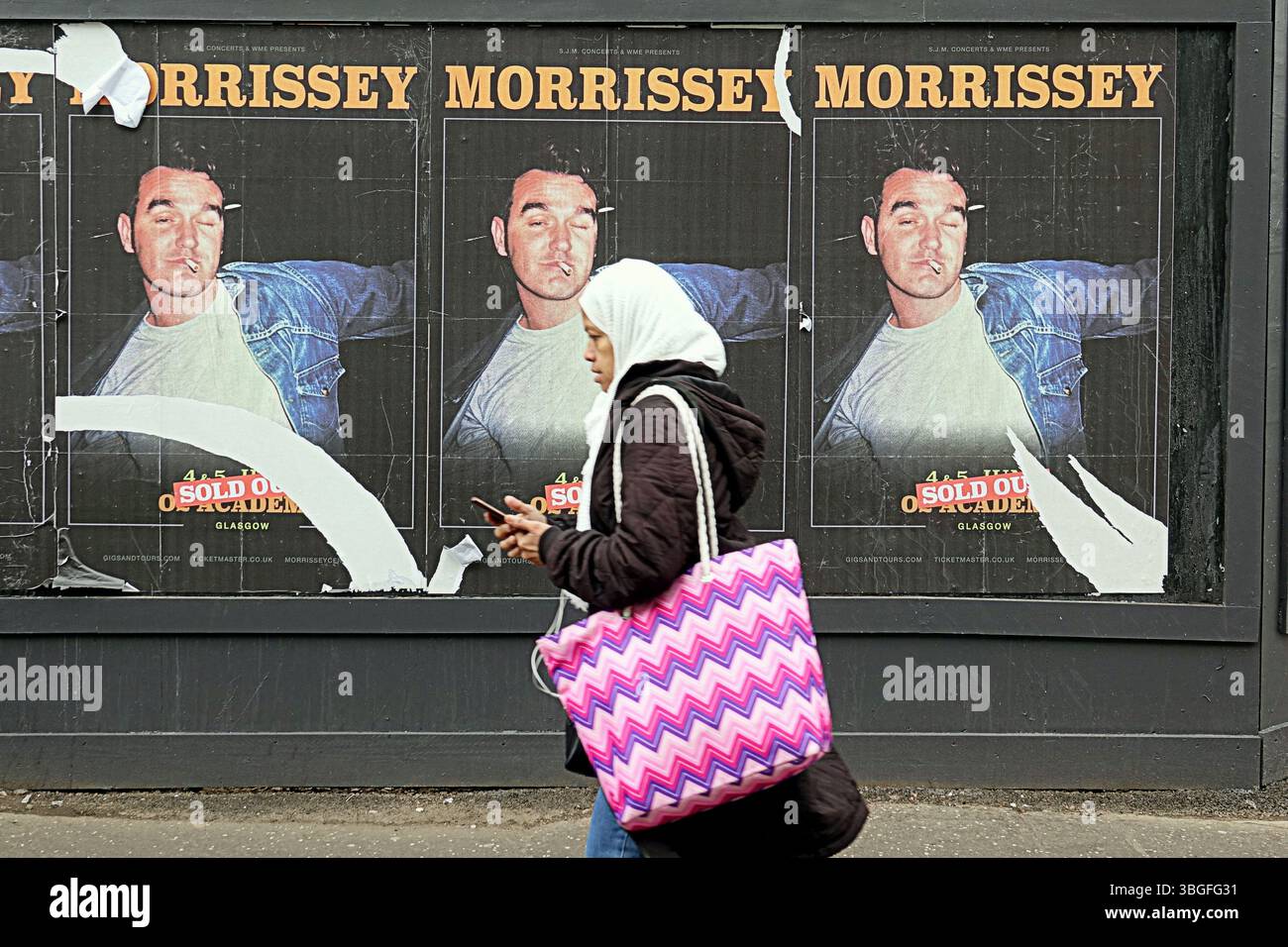 Glasgow, Écosse, Royaume-Uni. 5 juin 2025. Les fans de Morrissey ont mis en place un camp pour les sans-abri pour des concerts en ville devant l'académie o2 sur un bord d'herbe à côté de la route et du lieu où ses performances sont le mercredi et le jeudi, bien qu'ils soient là depuis lundi et partiront demain matin. Les fans du chanteur controversé le suivent lorsqu'il est en tournée. Crédit Gerard Ferry /Alamy Live News Banque D'Images