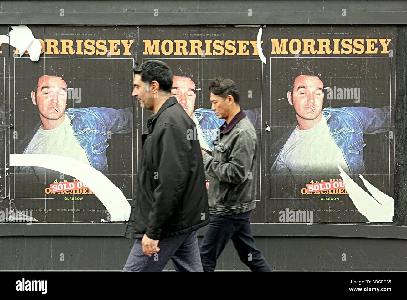 Glasgow, Écosse, Royaume-Uni. 5 juin 2025. Les fans de Morrissey ont mis en place un camp pour les sans-abri pour des concerts en ville devant l'académie o2 sur un bord d'herbe à côté de la route et du lieu où ses performances sont le mercredi et le jeudi, bien qu'ils soient là depuis lundi et partiront demain matin. Les fans du chanteur controversé le suivent lorsqu'il est en tournée. Crédit Gerard Ferry /Alamy Live News Banque D'Images