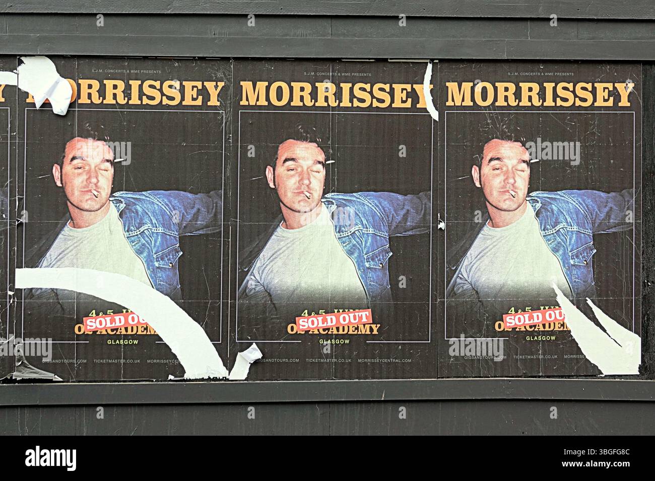 Glasgow, Écosse, Royaume-Uni. 5 juin 2025. Les fans de Morrissey ont mis en place un camp pour les sans-abri pour des concerts en ville devant l'académie o2 sur un bord d'herbe à côté de la route et du lieu où ses performances sont le mercredi et le jeudi, bien qu'ils soient là depuis lundi et partiront demain matin. Les fans du chanteur controversé le suivent lorsqu'il est en tournée. Crédit Gerard Ferry /Alamy Live News Banque D'Images