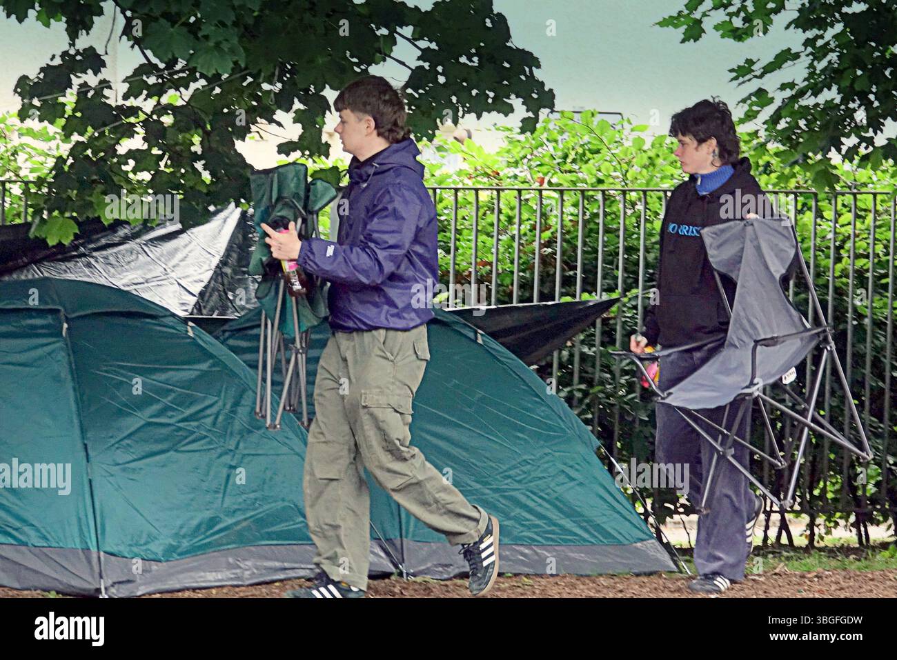 Glasgow, Écosse, Royaume-Uni. 5 juin 2025. Les fans de Morrissey ont mis en place un camp pour les sans-abri pour des concerts en ville devant l'académie o2 sur un bord d'herbe à côté de la route et du lieu où ses performances sont le mercredi et le jeudi, bien qu'ils soient là depuis lundi et partiront demain matin. Les fans du chanteur controversé le suivent lorsqu'il est en tournée. Crédit Gerard Ferry /Alamy Live News Banque D'Images