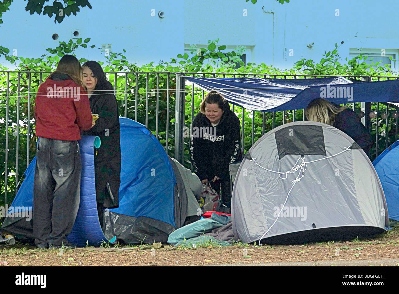 Glasgow, Écosse, Royaume-Uni. 5 juin 2025. Les fans de Morrissey ont mis en place un camp pour les sans-abri pour des concerts en ville devant l'académie o2 sur un bord d'herbe à côté de la route et du lieu où ses performances sont le mercredi et le jeudi, bien qu'ils soient là depuis lundi et partiront demain matin. Les fans du chanteur controversé le suivent lorsqu'il est en tournée. Crédit Gerard Ferry /Alamy Live News Banque D'Images
