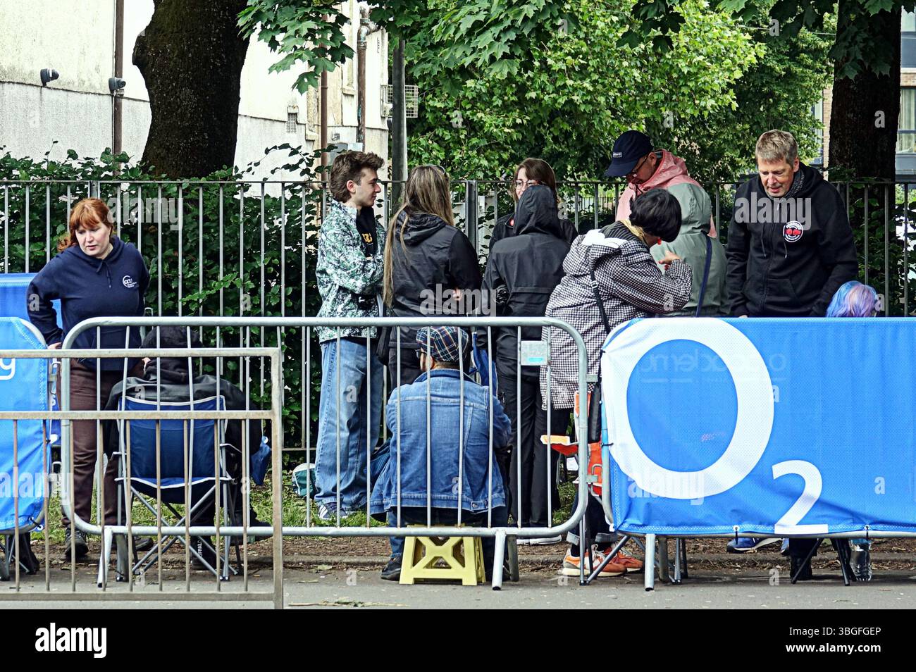 Glasgow, Écosse, Royaume-Uni. 5 juin 2025. Les fans de Morrissey ont mis en place un camp pour les sans-abri pour des concerts en ville devant l'académie o2 sur un bord d'herbe à côté de la route et du lieu où ses performances sont le mercredi et le jeudi, bien qu'ils soient là depuis lundi et partiront demain matin. Les fans du chanteur controversé le suivent lorsqu'il est en tournée. Crédit Gerard Ferry /Alamy Live News Banque D'Images
