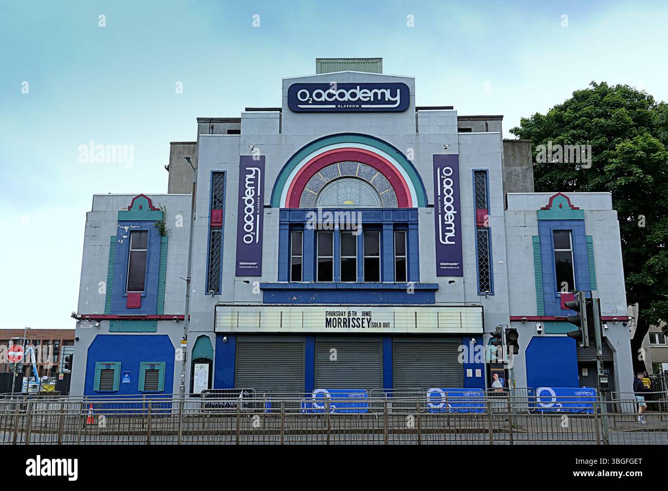 Glasgow, Écosse, Royaume-Uni. 5 juin 2025. Les fans de Morrissey ont mis en place un camp pour les sans-abri pour des concerts en ville devant l'académie o2 sur un bord d'herbe à côté de la route et du lieu où ses performances sont le mercredi et le jeudi, bien qu'ils soient là depuis lundi et partiront demain matin. Les fans du chanteur controversé le suivent lorsqu'il est en tournée. Crédit Gerard Ferry /Alamy Live News Banque D'Images